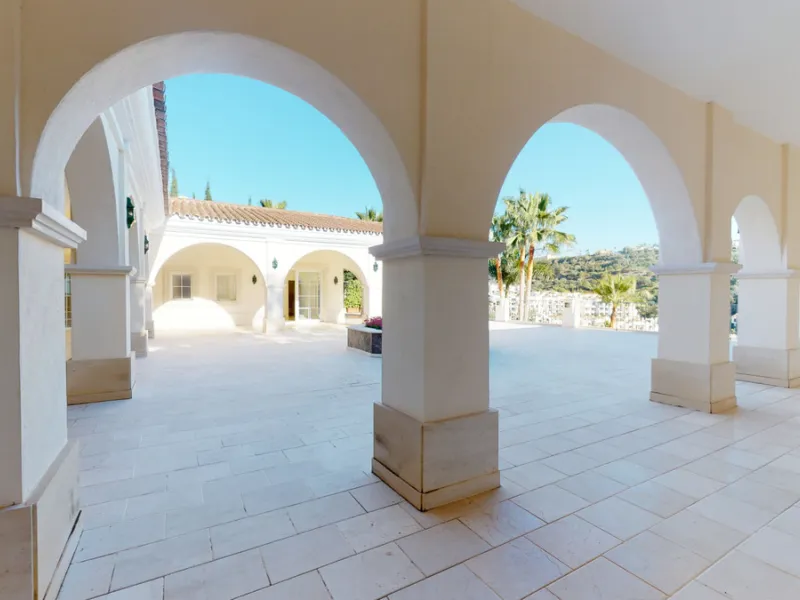 Impresive Luxury Frontline Golf Villa in Los Arqueros