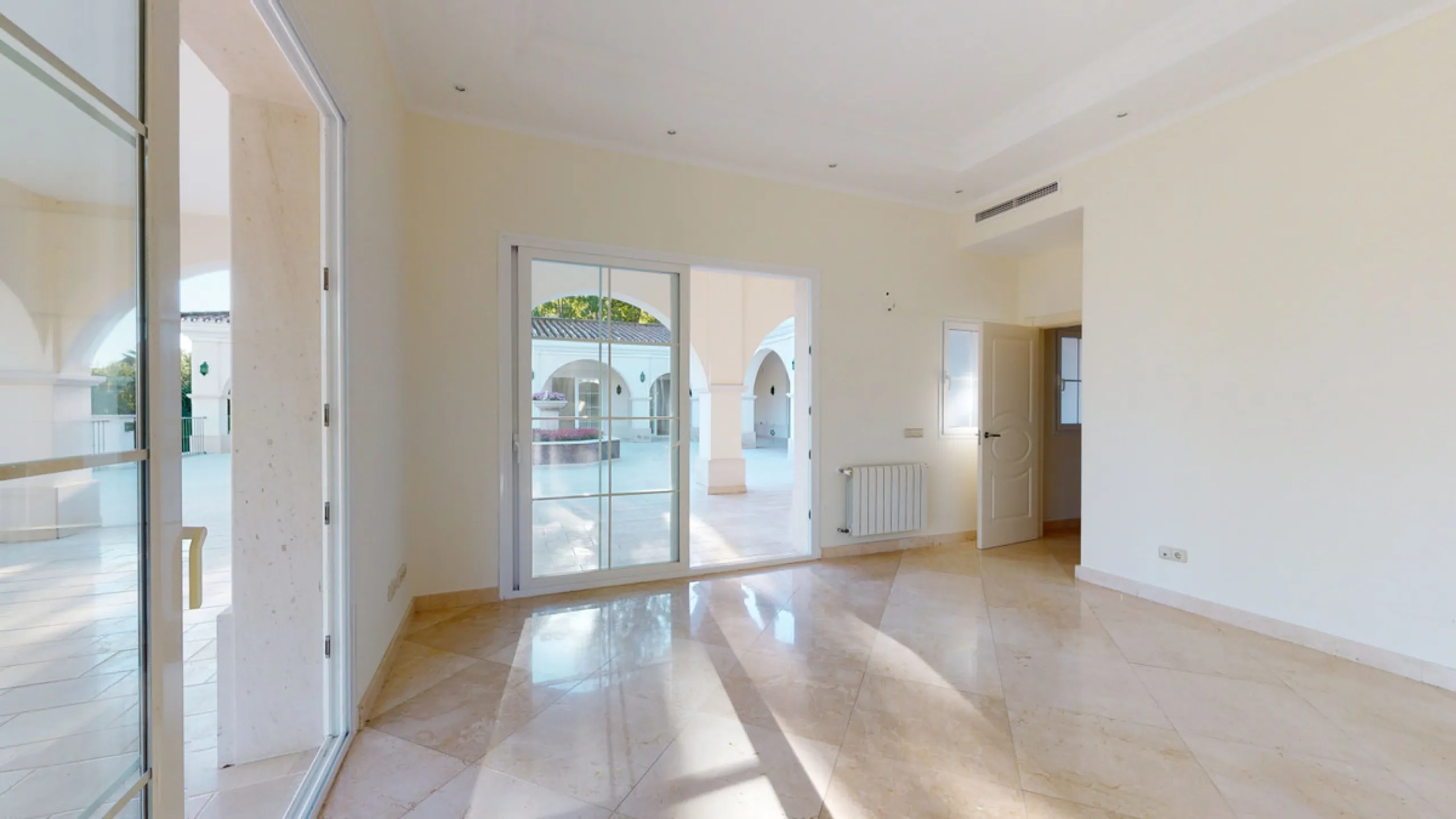 Impresive Luxury Frontline Golf Villa in Los Arqueros
