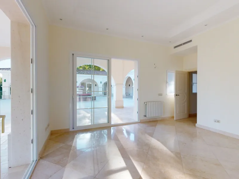 Impresive Luxury Frontline Golf Villa in Los Arqueros
