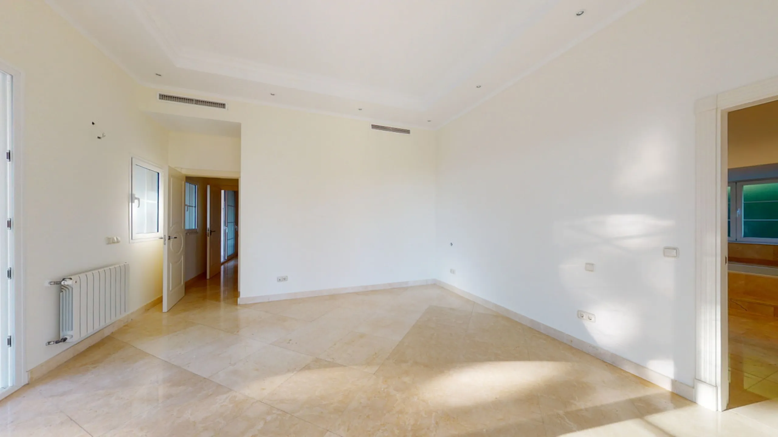 Impresive Luxury Frontline Golf Villa in Los Arqueros