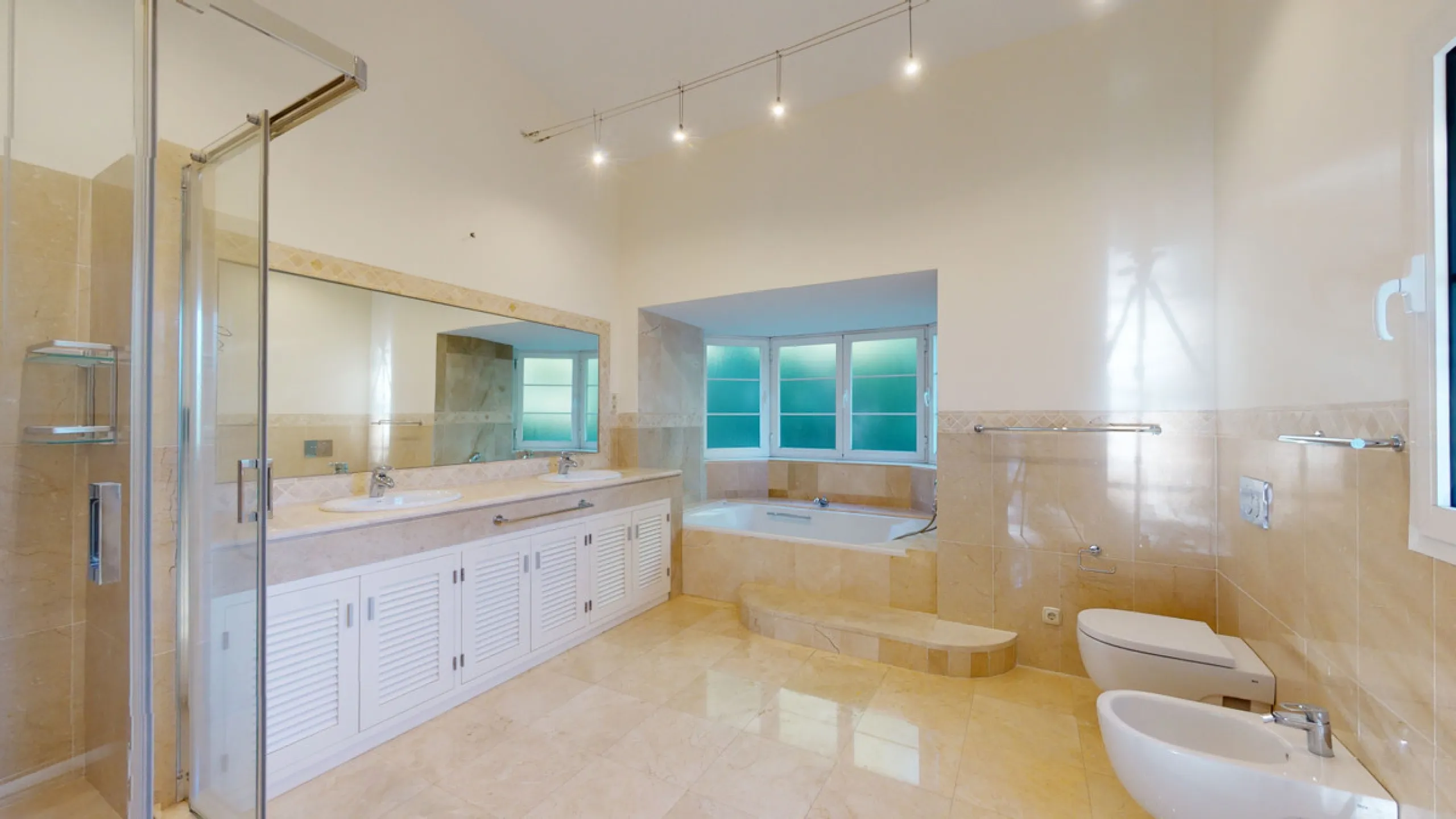 Impresive Luxury Frontline Golf Villa in Los Arqueros