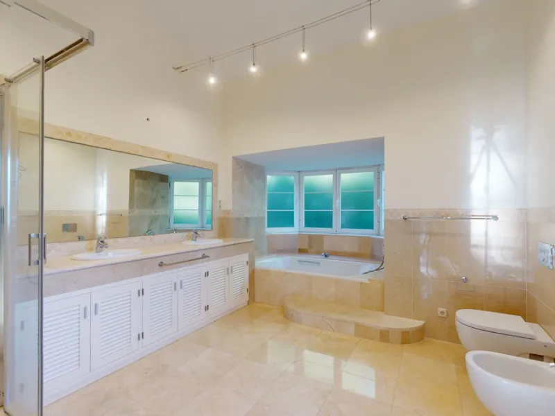 Impresive Luxury Frontline Golf Villa in Los Arqueros