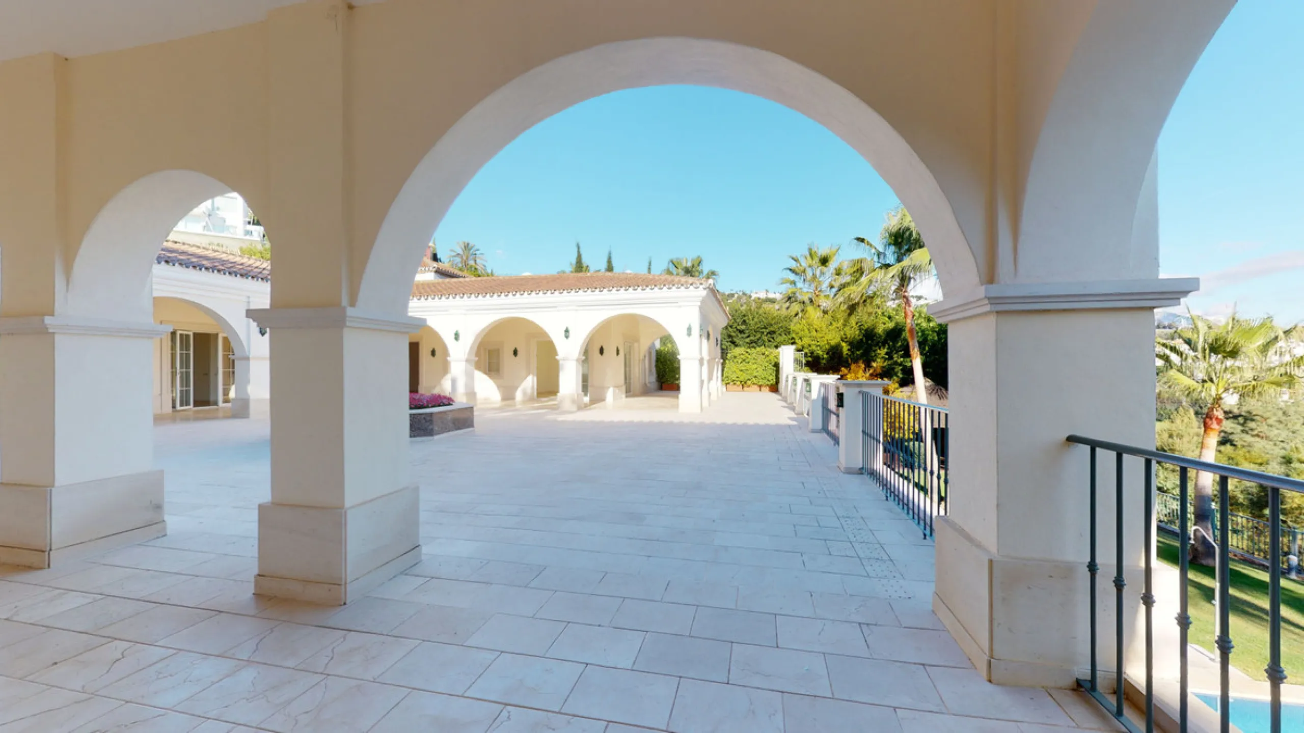 Impresive Luxury Frontline Golf Villa in Los Arqueros