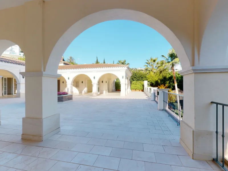 Impresive Luxury Frontline Golf Villa in Los Arqueros