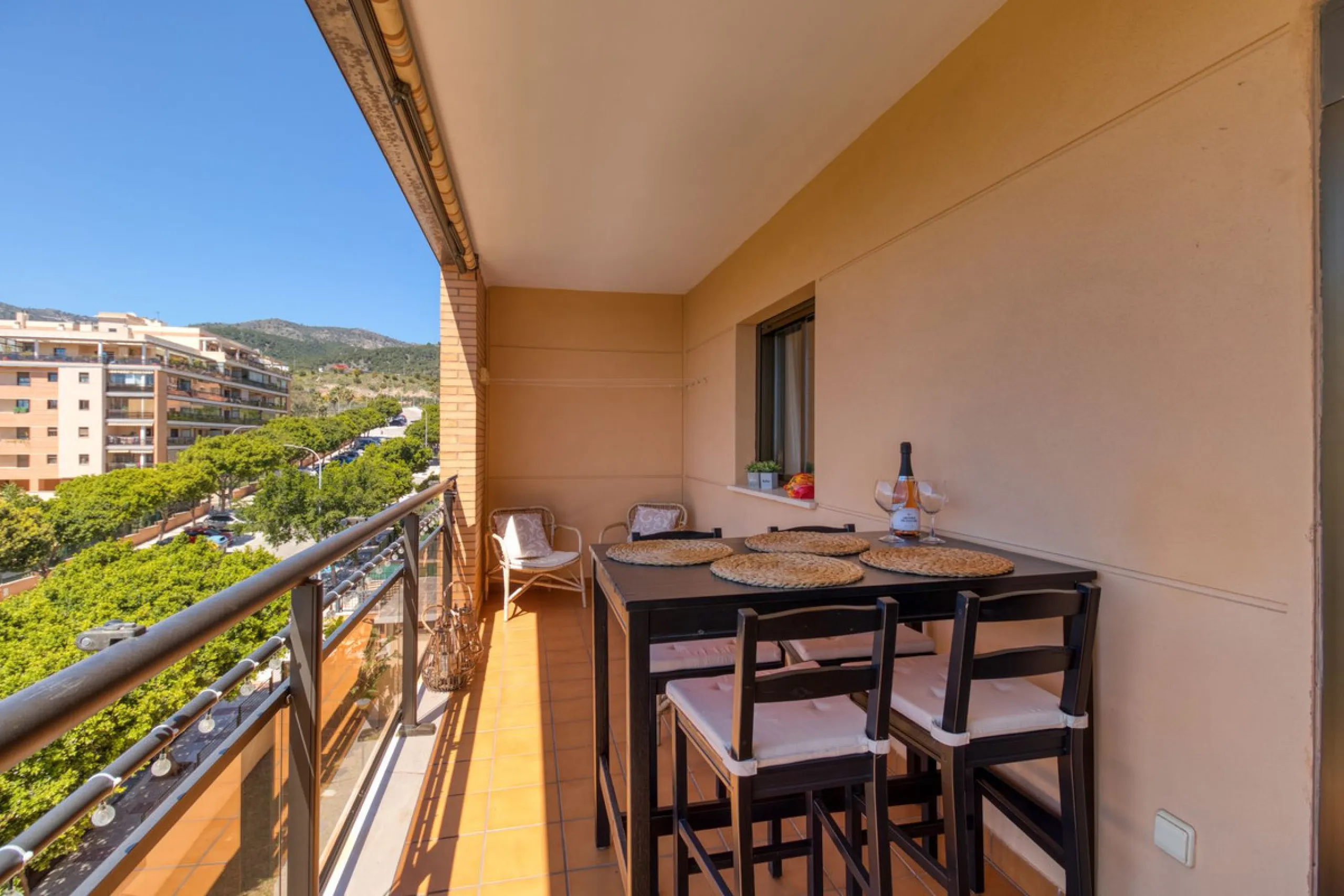 Gut gepflegte Etagenwohnung mit sonniger Terrasse in der Nähe des Bahnhofs El Pinillo in Torremolinos