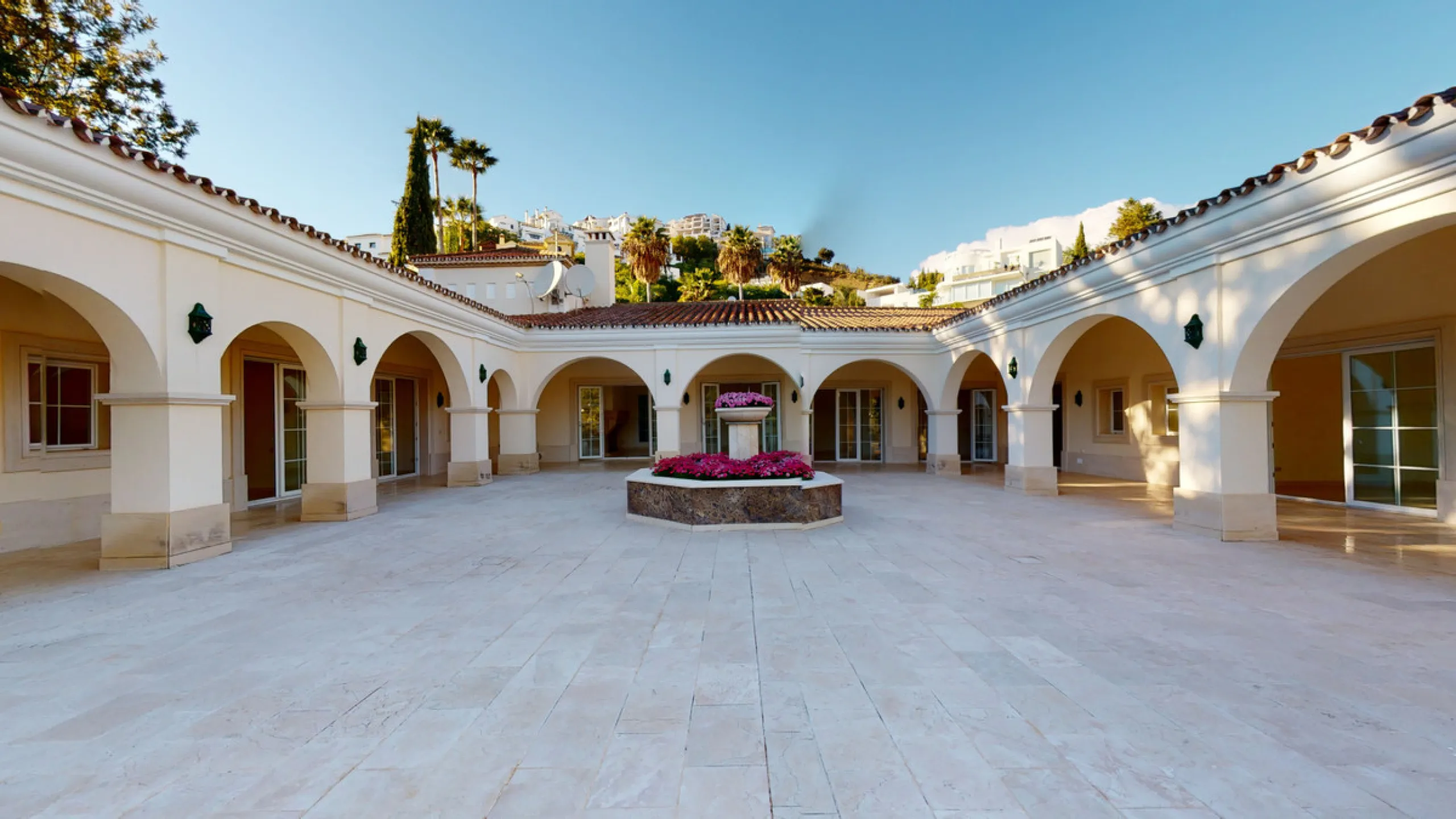 Impresive Luxury Frontline Golf Villa in Los Arqueros