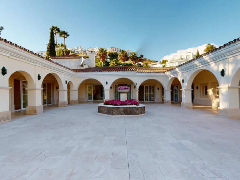Impresive Luxury Frontline Golf Villa in Los Arqueros