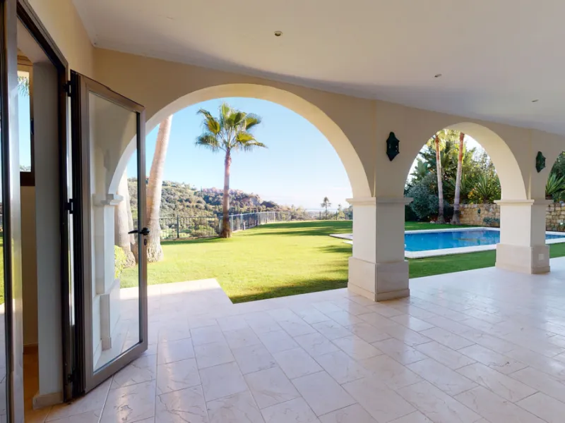 Impresive Luxury Frontline Golf Villa in Los Arqueros