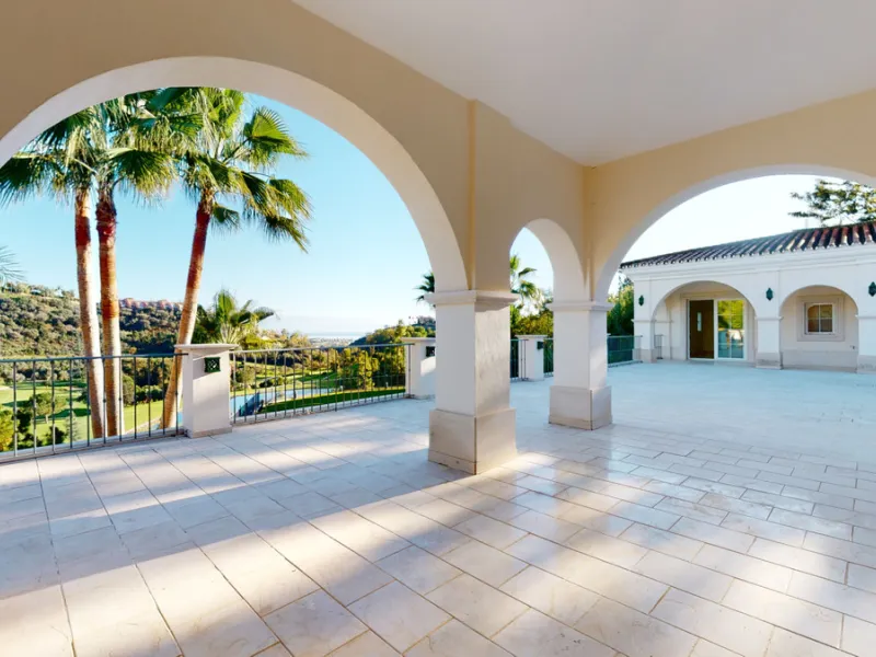 Impresive Luxury Frontline Golf Villa in Los Arqueros