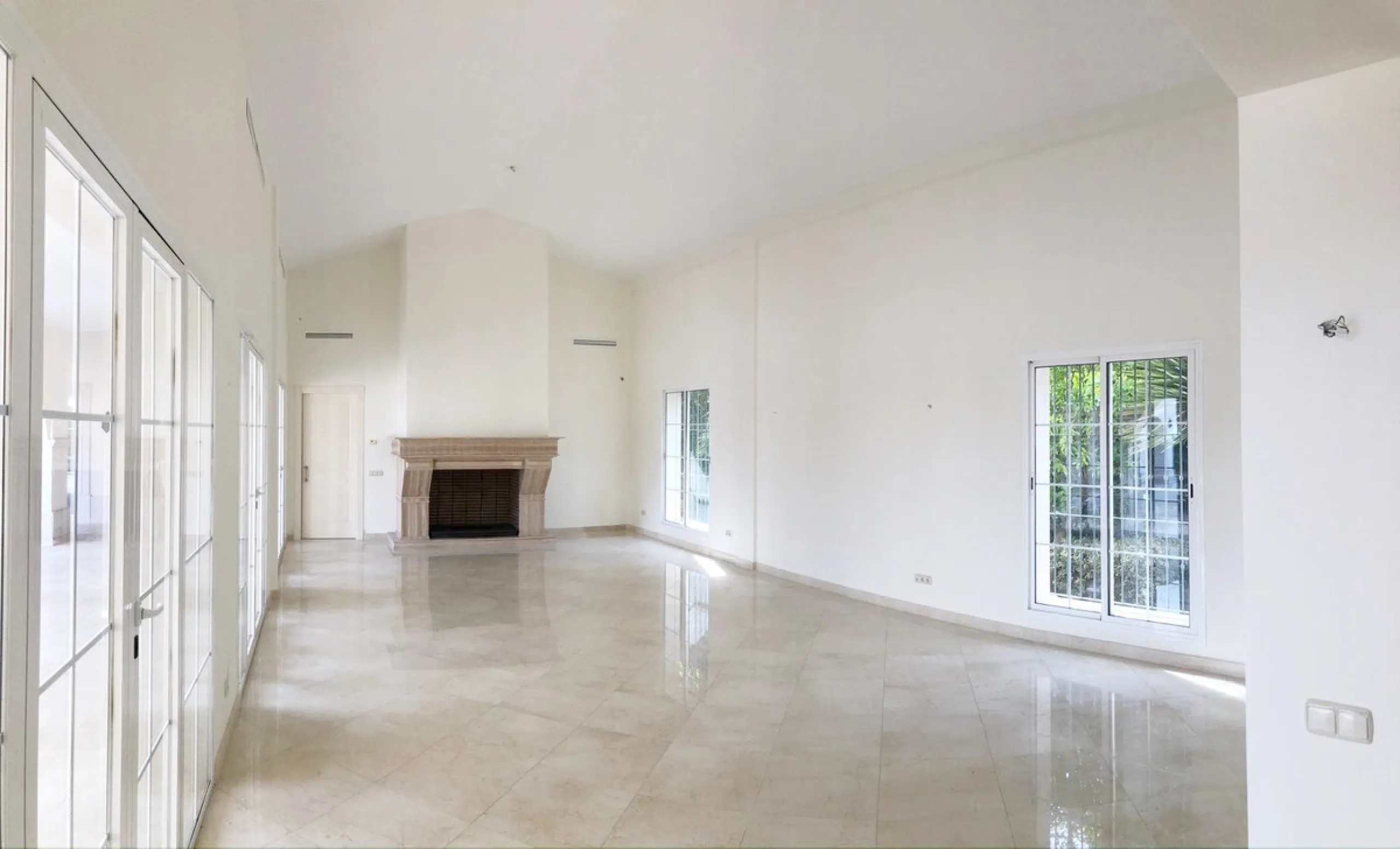 Impresive Luxury Frontline Golf Villa in Los Arqueros