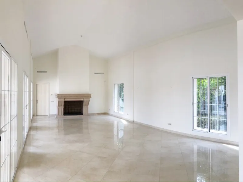 Impresive Luxury Frontline Golf Villa in Los Arqueros