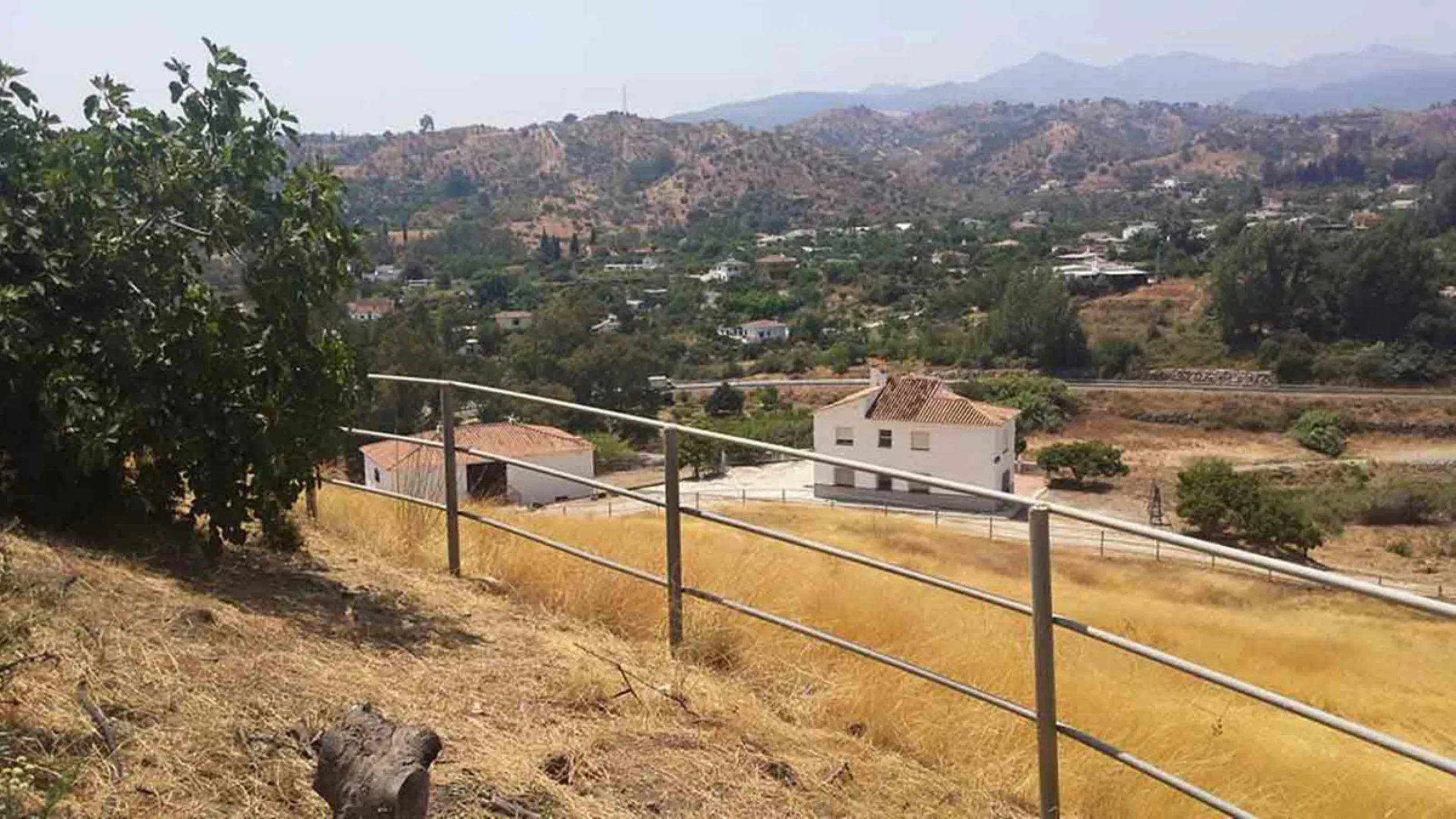 This country house is at PARTIDO GUARO VIEJO, 29130, Coín, Málaga. It is a country house that has 803 m2 and has 6 rooms and 3 bathrooms. Actually it are 2 houses on top of each other with an own entrance. The ground floor and the 1st level are equal. Eac