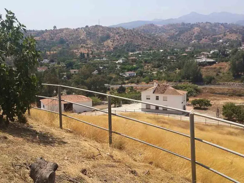 This country house is at PARTIDO GUARO VIEJO, 29130, Coín, Málaga. It is a country house that has 803 m2 and has 6 rooms and 3 bathrooms. Actually it are 2 houses on top of each other with an own entrance. The ground floor and the 1st level are equal. Eac