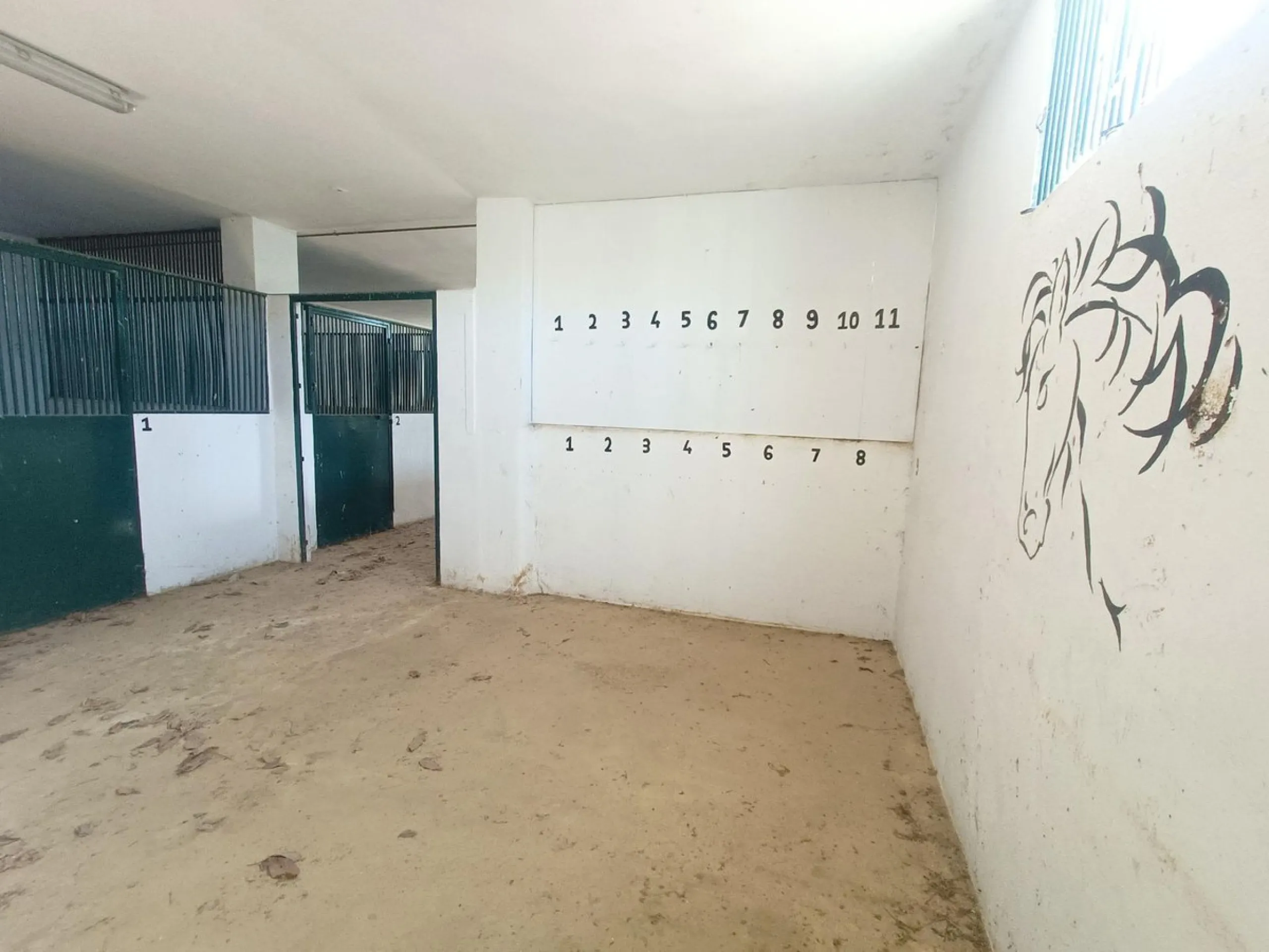 This country house is at PARTIDO GUARO VIEJO, 29130, Coín, Málaga. It is a country house that has 803 m2 and has 6 rooms and 3 bathrooms. Actually it are 2 houses on top of each other with an own entrance. The ground floor and the 1st level are equal. Eac