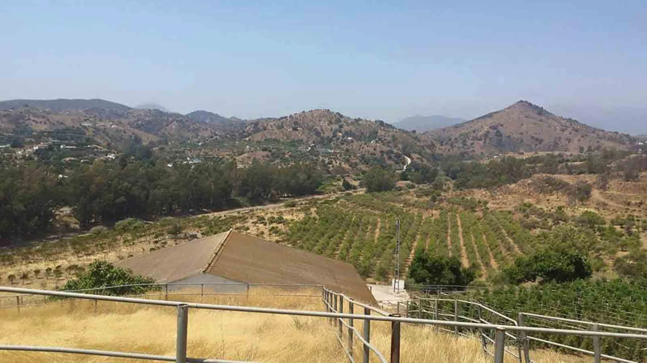 This country house is at PARTIDO GUARO VIEJO, 29130, Coín, Málaga. It is a country house that has 803 m2 and has 6 rooms and 3 bathrooms. Actually it are 2 houses on top of each other with an own entrance. The ground floor and the 1st level are equal. Eac