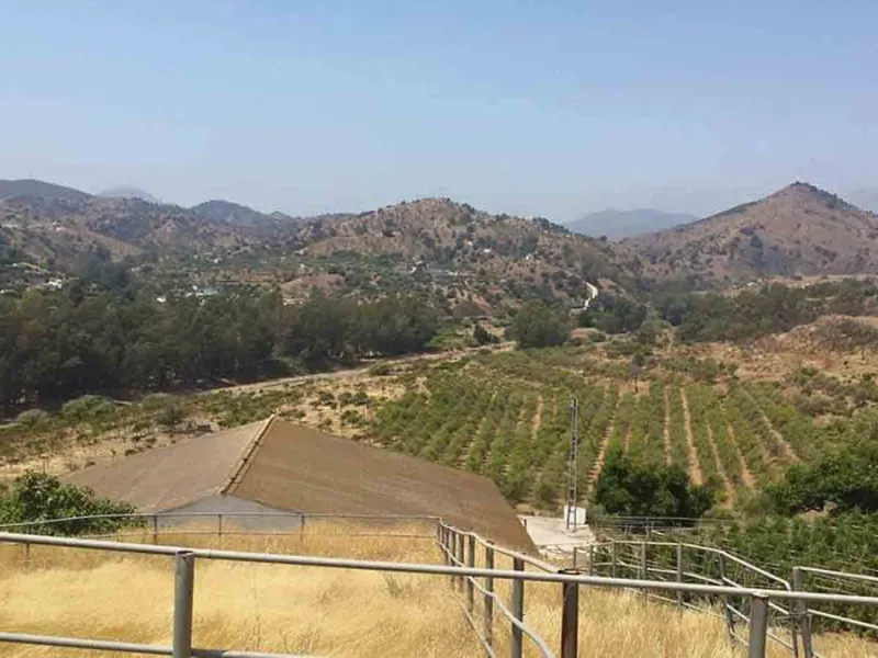 This country house is at PARTIDO GUARO VIEJO, 29130, Coín, Málaga. It is a country house that has 803 m2 and has 6 rooms and 3 bathrooms. Actually it are 2 houses on top of each other with an own entrance. The ground floor and the 1st level are equal. Eac