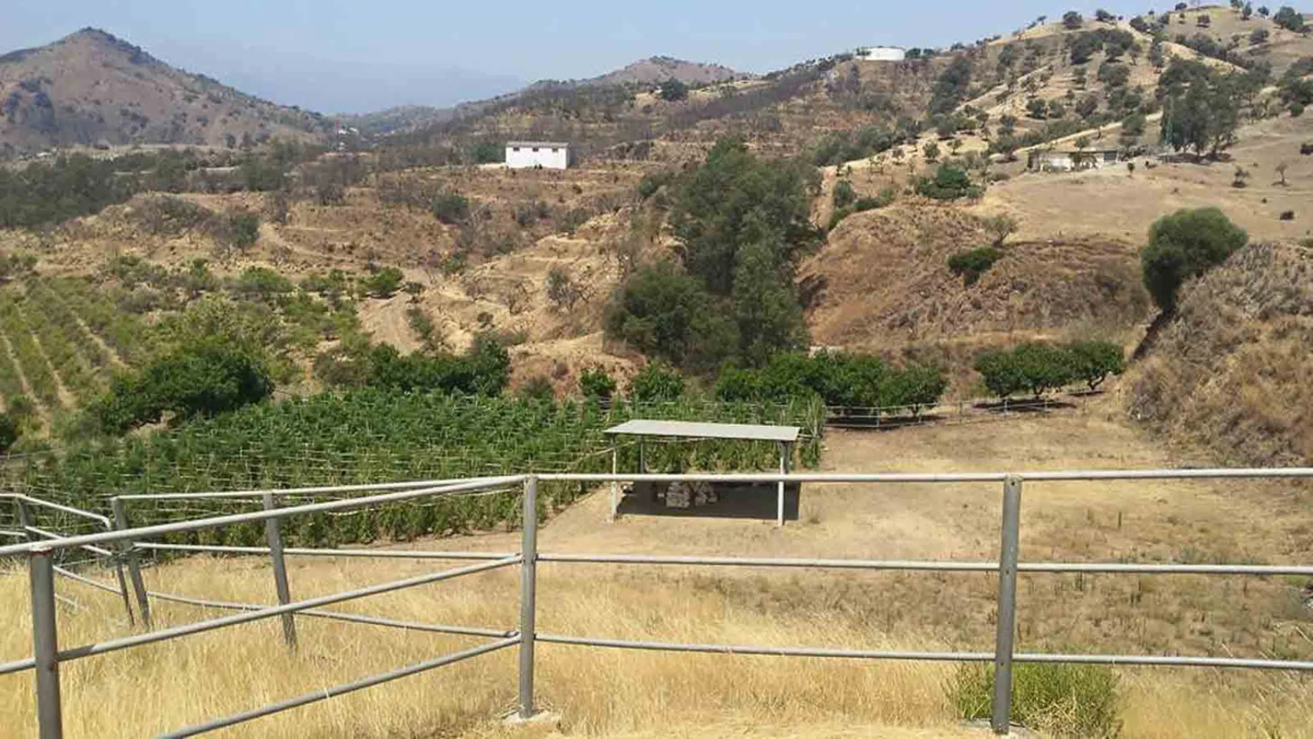 This country house is at PARTIDO GUARO VIEJO, 29130, Coín, Málaga. It is a country house that has 803 m2 and has 6 rooms and 3 bathrooms. Actually it are 2 houses on top of each other with an own entrance. The ground floor and the 1st level are equal. Eac