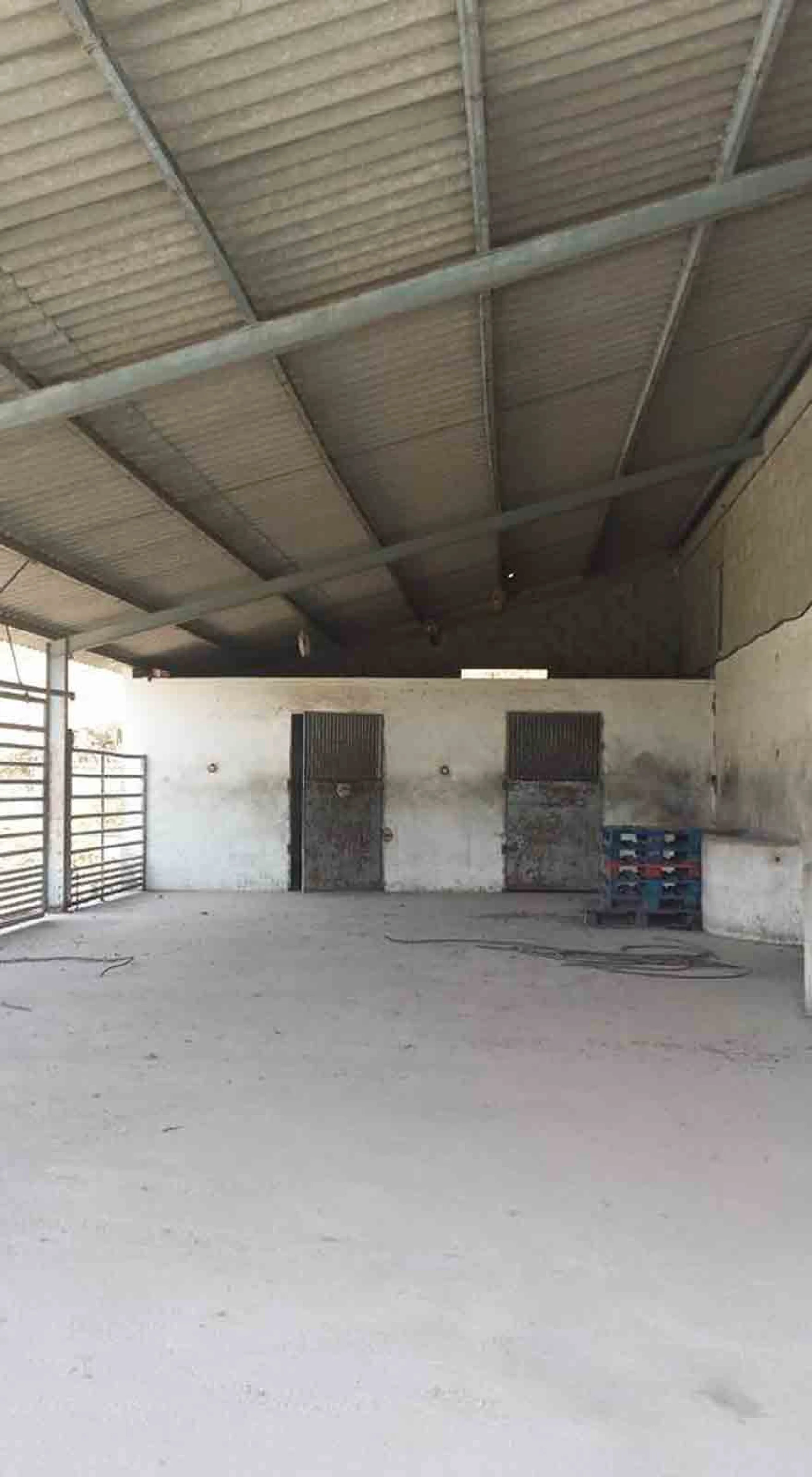 This country house is at PARTIDO GUARO VIEJO, 29130, Coín, Málaga. It is a country house that has 803 m2 and has 6 rooms and 3 bathrooms. Actually it are 2 houses on top of each other with an own entrance. The ground floor and the 1st level are equal. Eac