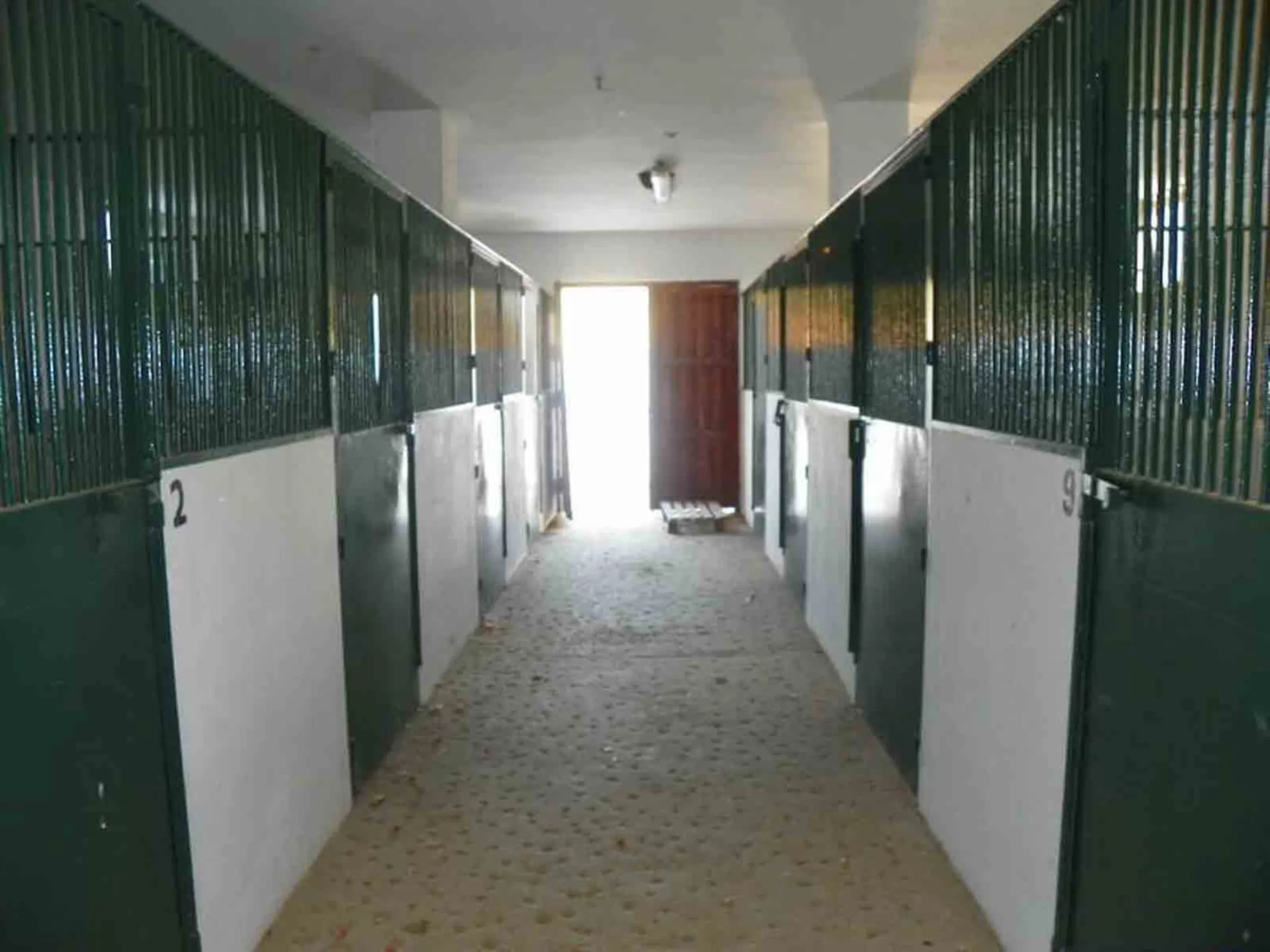 This country house is at PARTIDO GUARO VIEJO, 29130, Coín, Málaga. It is a country house that has 803 m2 and has 6 rooms and 3 bathrooms. Actually it are 2 houses on top of each other with an own entrance. The ground floor and the 1st level are equal. Eac