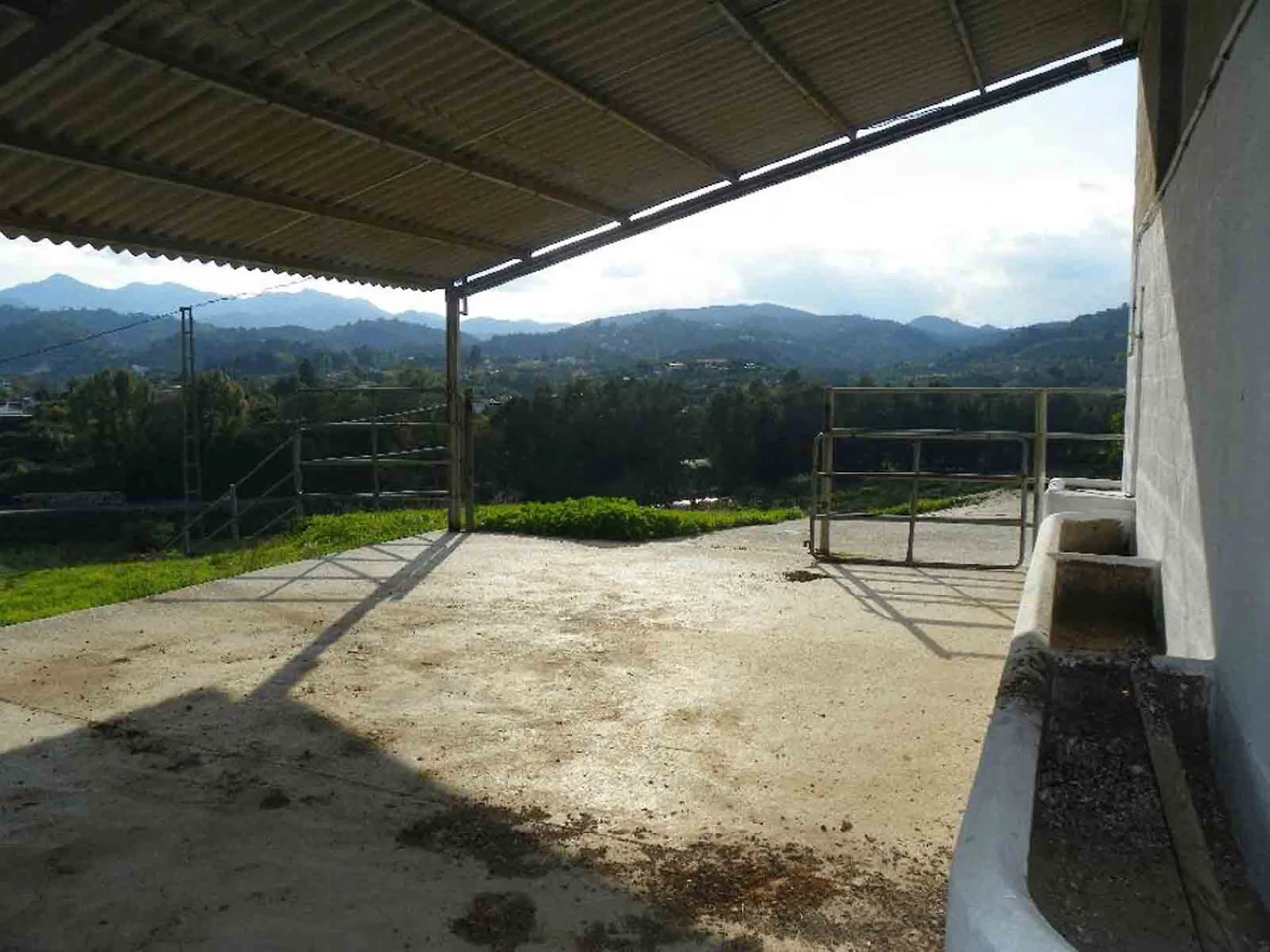 This country house is at PARTIDO GUARO VIEJO, 29130, Coín, Málaga. It is a country house that has 803 m2 and has 6 rooms and 3 bathrooms. Actually it are 2 houses on top of each other with an own entrance. The ground floor and the 1st level are equal. Eac