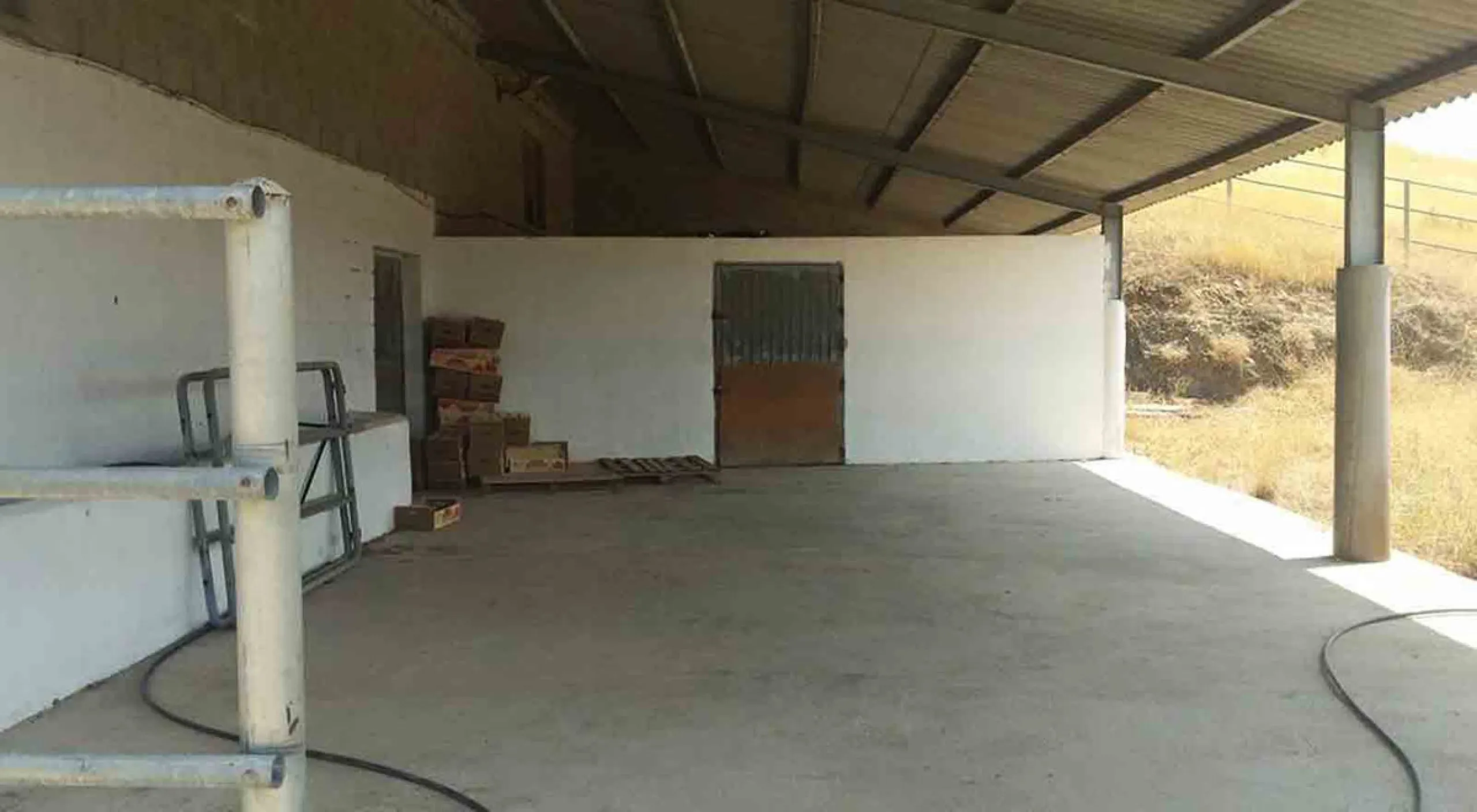 This country house is at PARTIDO GUARO VIEJO, 29130, Coín, Málaga. It is a country house that has 803 m2 and has 6 rooms and 3 bathrooms. Actually it are 2 houses on top of each other with an own entrance. The ground floor and the 1st level are equal. Eac