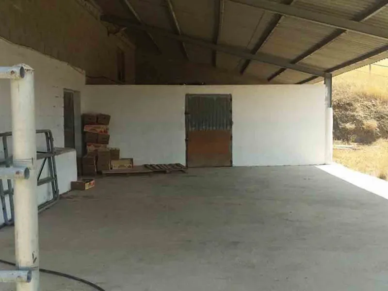 This country house is at PARTIDO GUARO VIEJO, 29130, Coín, Málaga. It is a country house that has 803 m2 and has 6 rooms and 3 bathrooms. Actually it are 2 houses on top of each other with an own entrance. The ground floor and the 1st level are equal. Eac