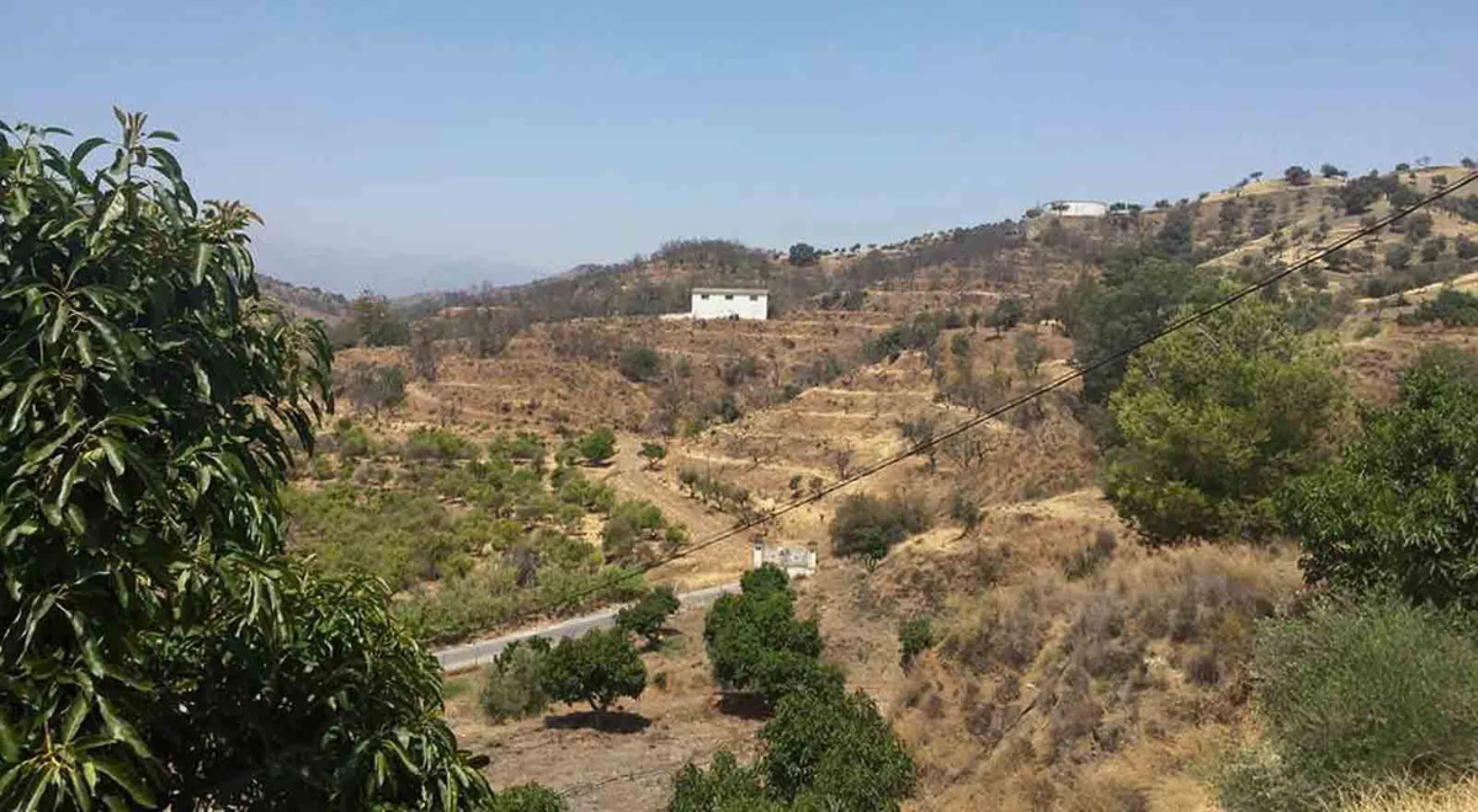 This country house is at PARTIDO GUARO VIEJO, 29130, Coín, Málaga. It is a country house that has 803 m2 and has 6 rooms and 3 bathrooms. Actually it are 2 houses on top of each other with an own entrance. The ground floor and the 1st level are equal. Eac