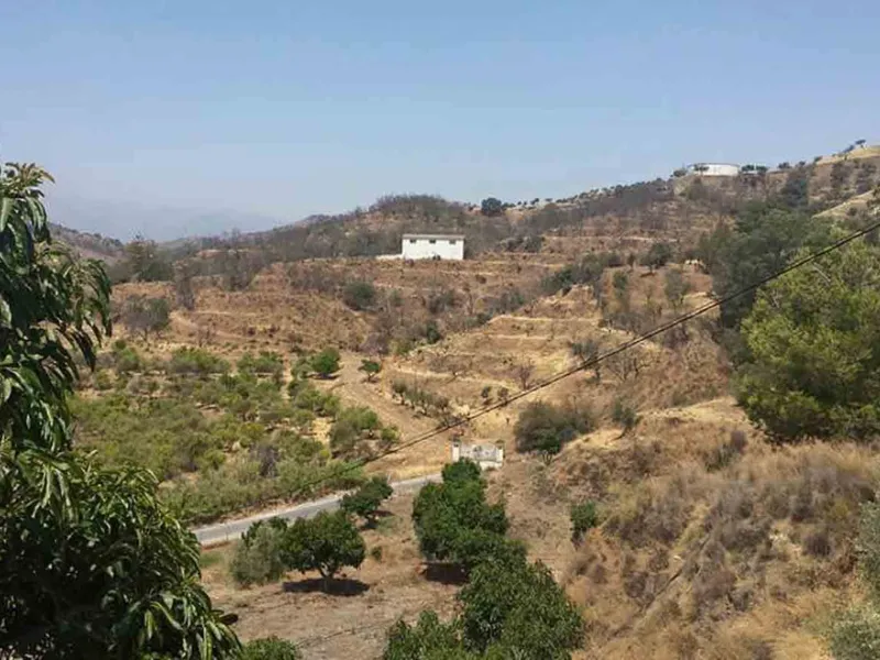 This country house is at PARTIDO GUARO VIEJO, 29130, Coín, Málaga. It is a country house that has 803 m2 and has 6 rooms and 3 bathrooms. Actually it are 2 houses on top of each other with an own entrance. The ground floor and the 1st level are equal. Eac