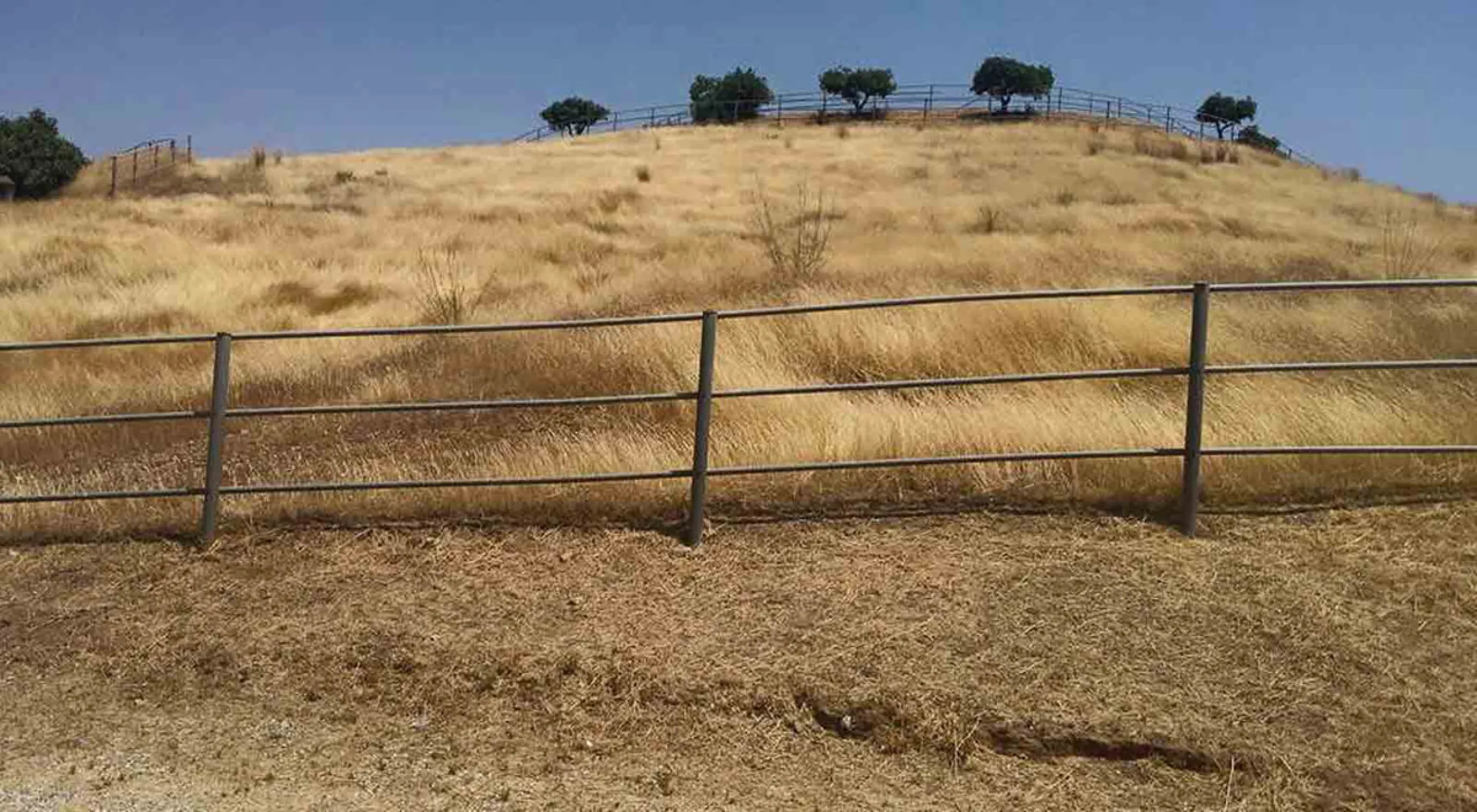 This country house is at PARTIDO GUARO VIEJO, 29130, Coín, Málaga. It is a country house that has 803 m2 and has 6 rooms and 3 bathrooms. Actually it are 2 houses on top of each other with an own entrance. The ground floor and the 1st level are equal. Eac