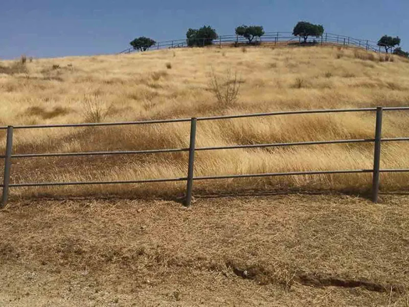 This country house is at PARTIDO GUARO VIEJO, 29130, Coín, Málaga. It is a country house that has 803 m2 and has 6 rooms and 3 bathrooms. Actually it are 2 houses on top of each other with an own entrance. The ground floor and the 1st level are equal. Eac