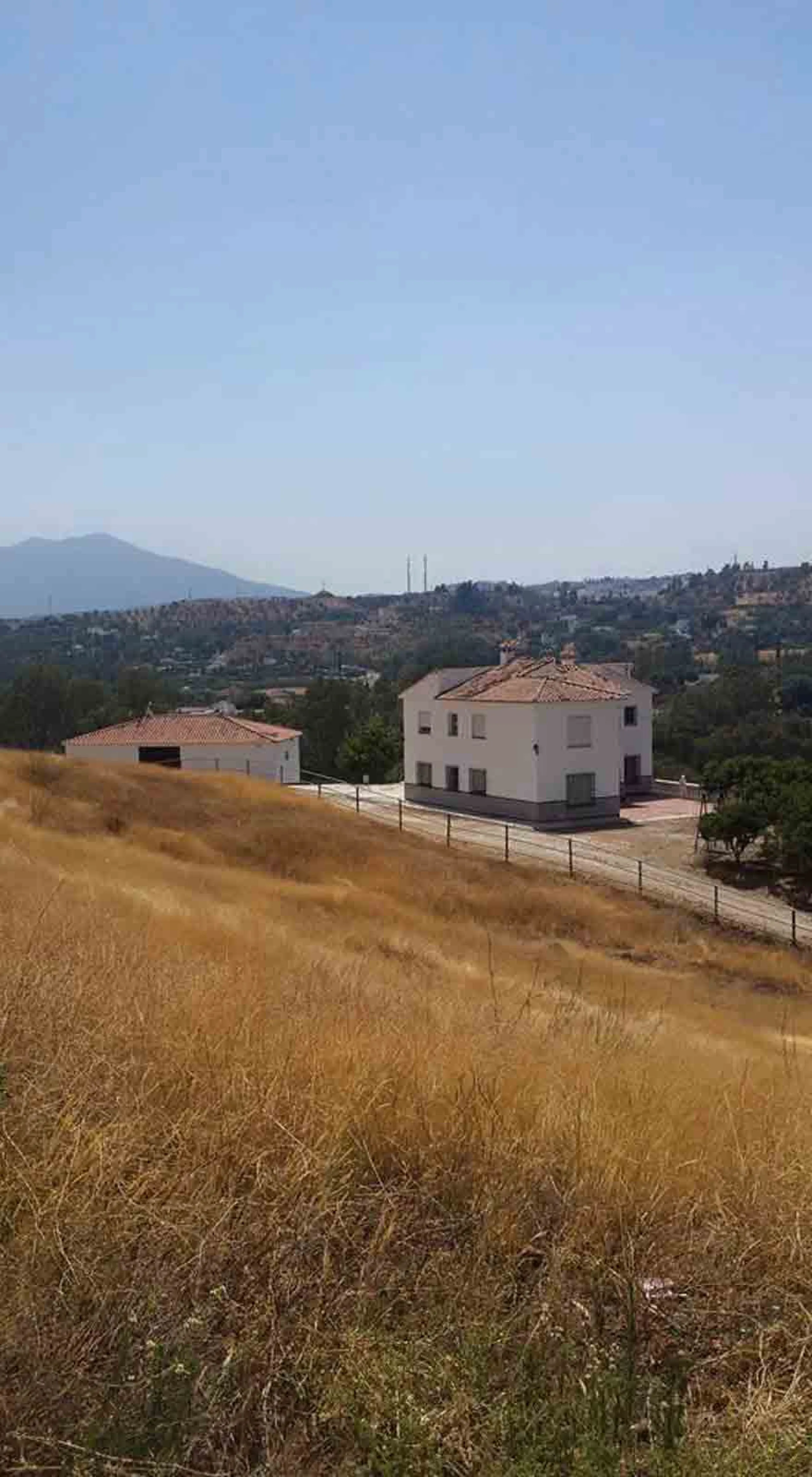 This country house is at PARTIDO GUARO VIEJO, 29130, Coín, Málaga. It is a country house that has 803 m2 and has 6 rooms and 3 bathrooms. Actually it are 2 houses on top of each other with an own entrance. The ground floor and the 1st level are equal. Eac