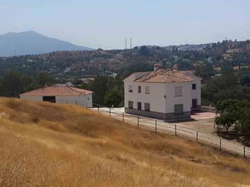 This country house is at PARTIDO GUARO VIEJO, 29130, Coín, Málaga. It is a country house that has 803 m2 and has 6 rooms and 3 bathrooms. Actually it are 2 houses on top of each other with an own entrance. The ground floor and the 1st level are equal. Eac