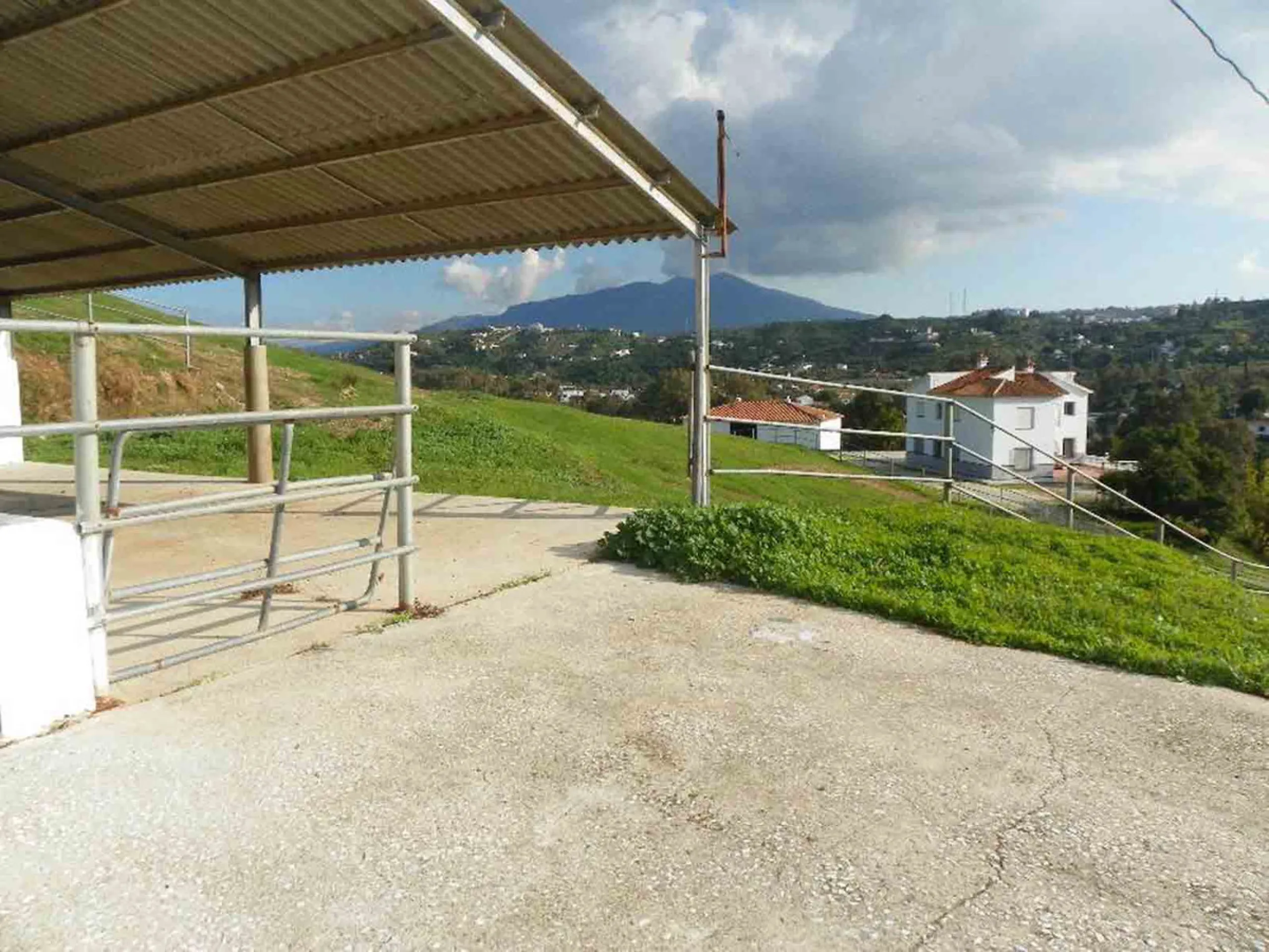 This country house is at PARTIDO GUARO VIEJO, 29130, Coín, Málaga. It is a country house that has 803 m2 and has 6 rooms and 3 bathrooms. Actually it are 2 houses on top of each other with an own entrance. The ground floor and the 1st level are equal. Eac
