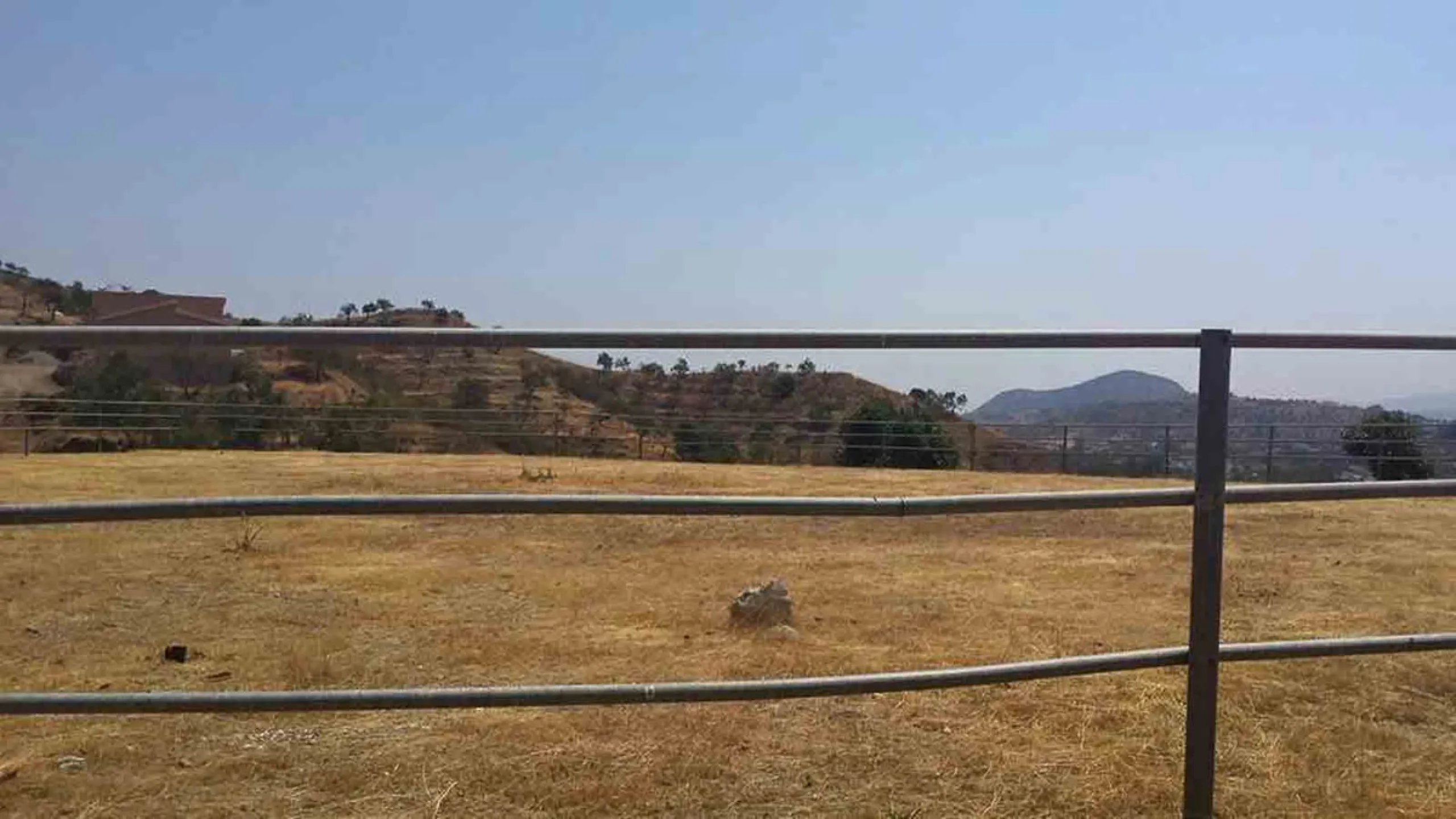 This country house is at PARTIDO GUARO VIEJO, 29130, Coín, Málaga. It is a country house that has 803 m2 and has 6 rooms and 3 bathrooms. Actually it are 2 houses on top of each other with an own entrance. The ground floor and the 1st level are equal. Eac