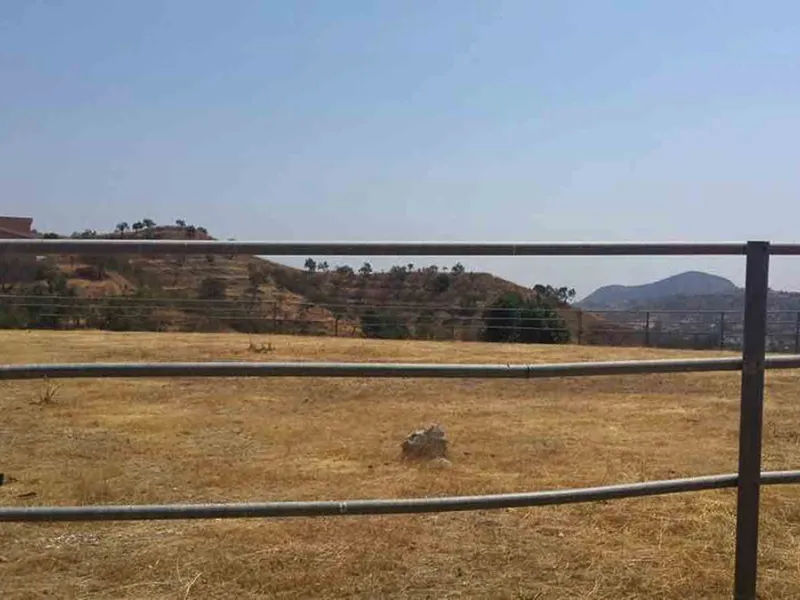 This country house is at PARTIDO GUARO VIEJO, 29130, Coín, Málaga. It is a country house that has 803 m2 and has 6 rooms and 3 bathrooms. Actually it are 2 houses on top of each other with an own entrance. The ground floor and the 1st level are equal. Eac