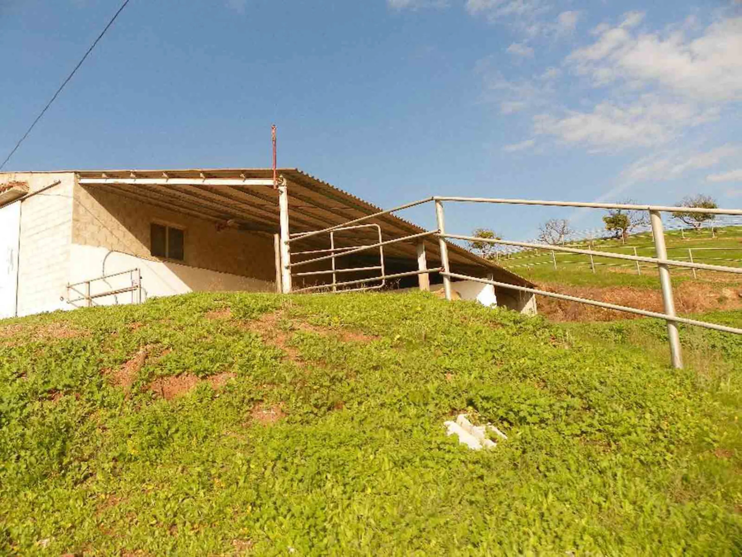 This country house is at PARTIDO GUARO VIEJO, 29130, Coín, Málaga. It is a country house that has 803 m2 and has 6 rooms and 3 bathrooms. Actually it are 2 houses on top of each other with an own entrance. The ground floor and the 1st level are equal. Eac