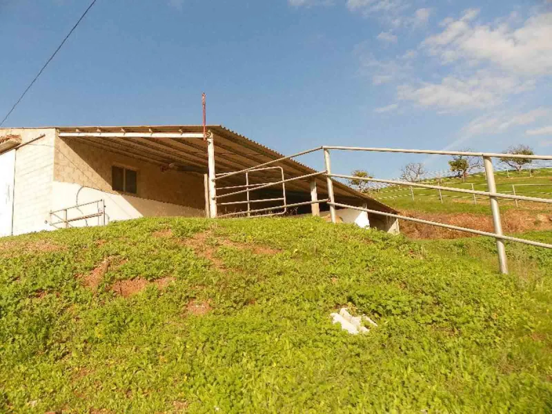 This country house is at PARTIDO GUARO VIEJO, 29130, Coín, Málaga. It is a country house that has 803 m2 and has 6 rooms and 3 bathrooms. Actually it are 2 houses on top of each other with an own entrance. The ground floor and the 1st level are equal. Eac