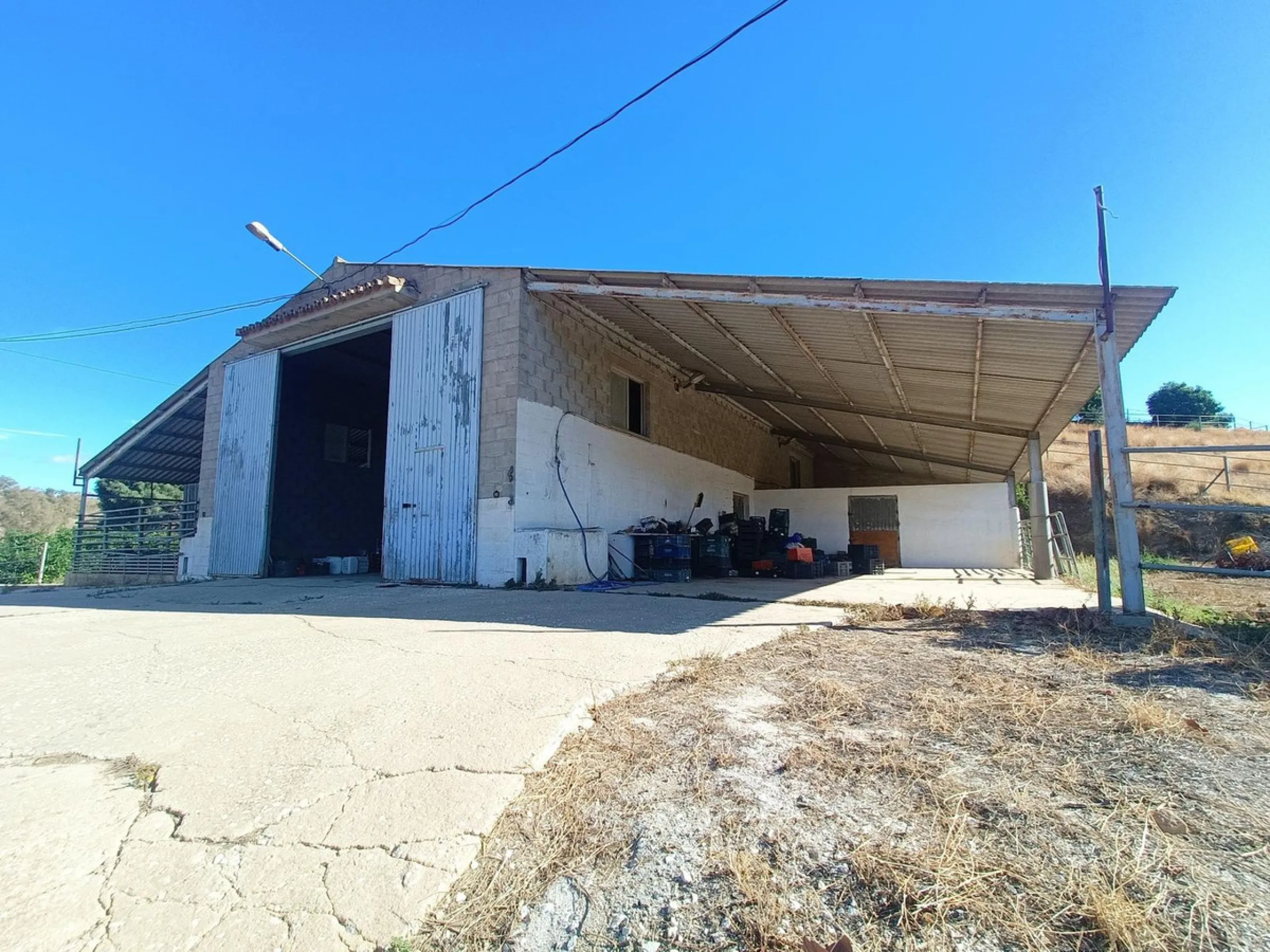 This country house is at PARTIDO GUARO VIEJO, 29130, Coín, Málaga. It is a country house that has 803 m2 and has 6 rooms and 3 bathrooms. Actually it are 2 houses on top of each other with an own entrance. The ground floor and the 1st level are equal. Eac