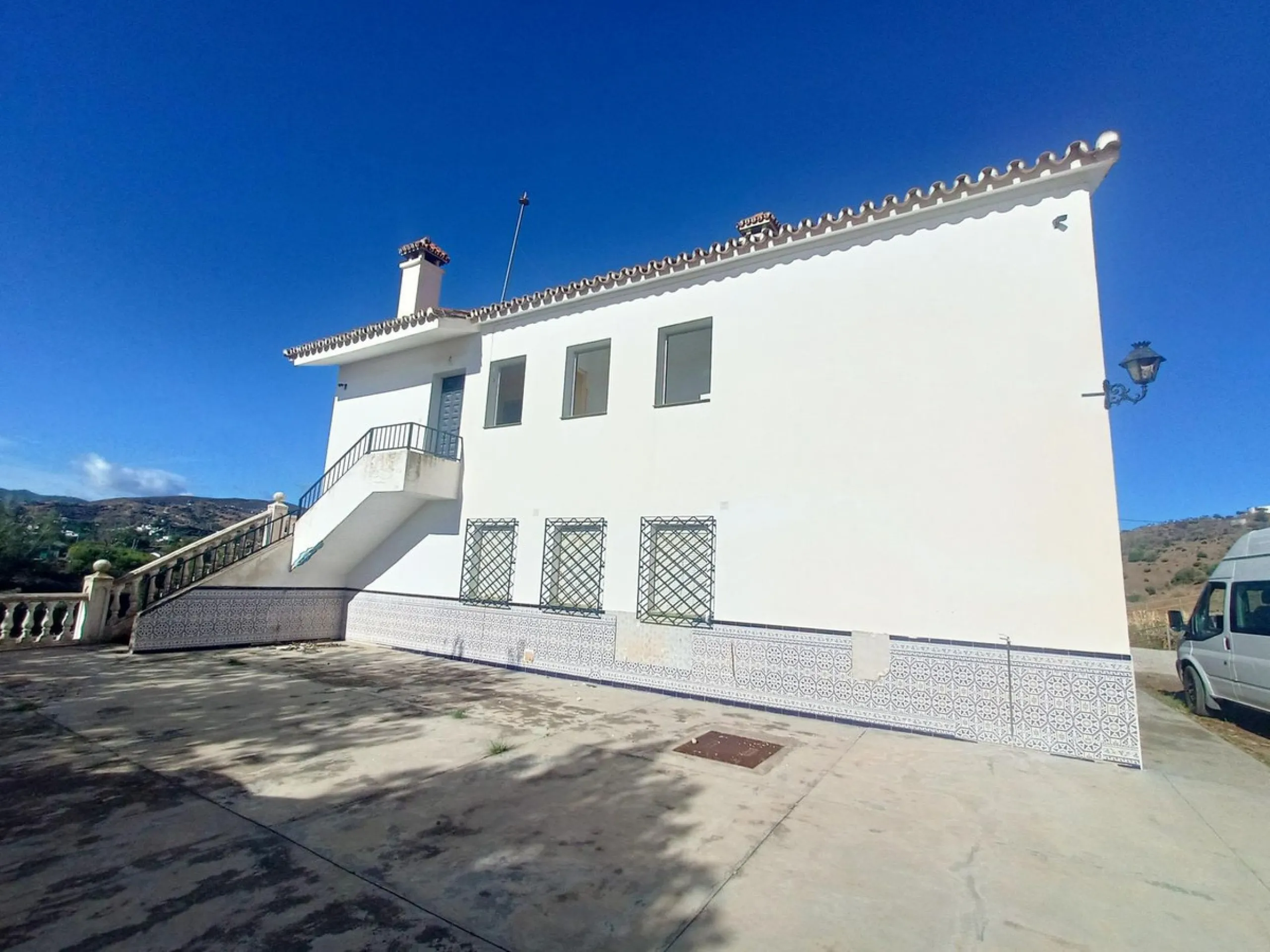 This country house is at PARTIDO GUARO VIEJO, 29130, Coín, Málaga. It is a country house that has 803 m2 and has 6 rooms and 3 bathrooms. Actually it are 2 houses on top of each other with an own entrance. The ground floor and the 1st level are equal. Eac