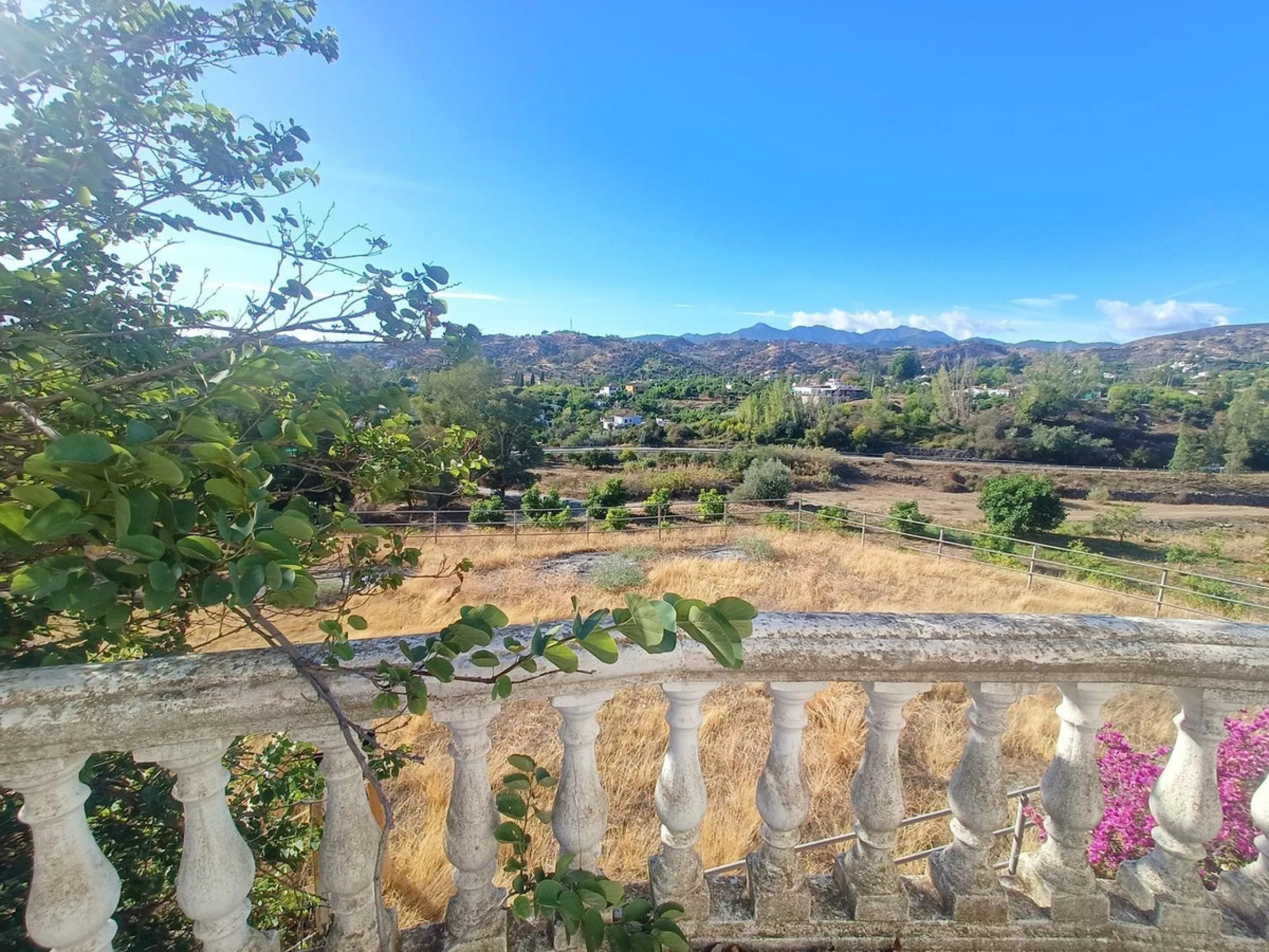 This country house is at PARTIDO GUARO VIEJO, 29130, Coín, Málaga. It is a country house that has 803 m2 and has 6 rooms and 3 bathrooms. Actually it are 2 houses on top of each other with an own entrance. The ground floor and the 1st level are equal. Eac