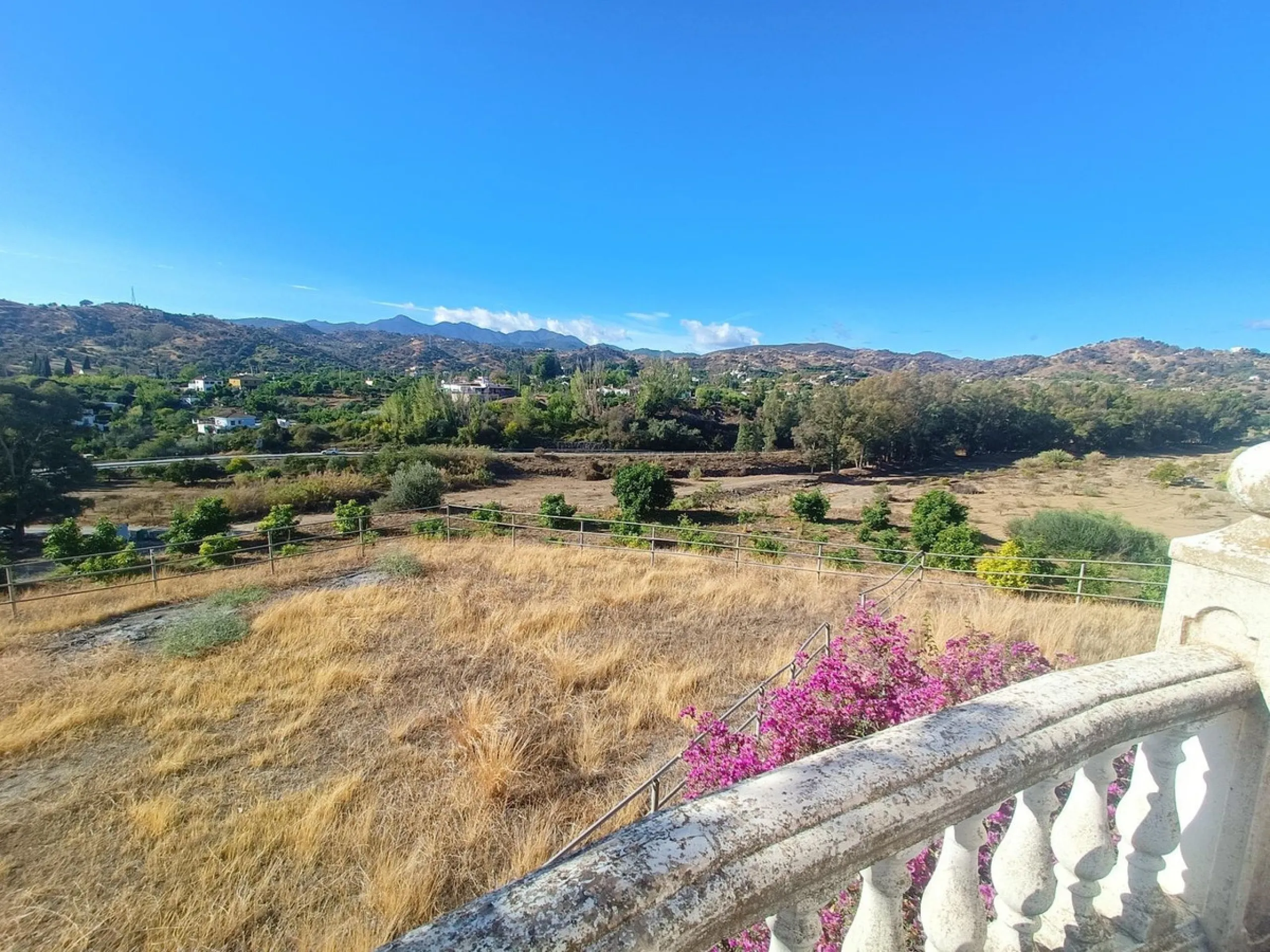This country house is at PARTIDO GUARO VIEJO, 29130, Coín, Málaga. It is a country house that has 803 m2 and has 6 rooms and 3 bathrooms. Actually it are 2 houses on top of each other with an own entrance. The ground floor and the 1st level are equal. Eac