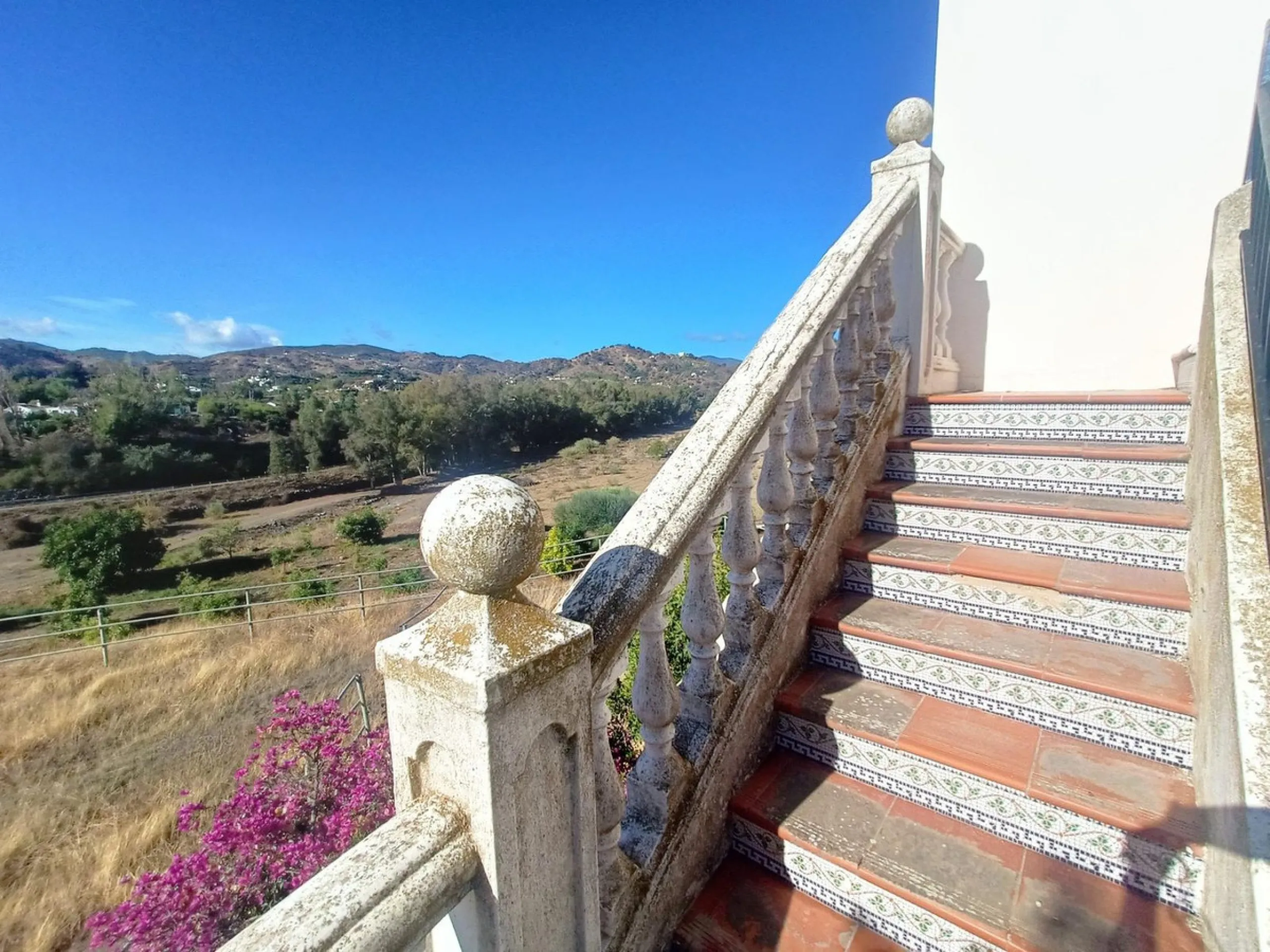 This country house is at PARTIDO GUARO VIEJO, 29130, Coín, Málaga. It is a country house that has 803 m2 and has 6 rooms and 3 bathrooms. Actually it are 2 houses on top of each other with an own entrance. The ground floor and the 1st level are equal. Eac