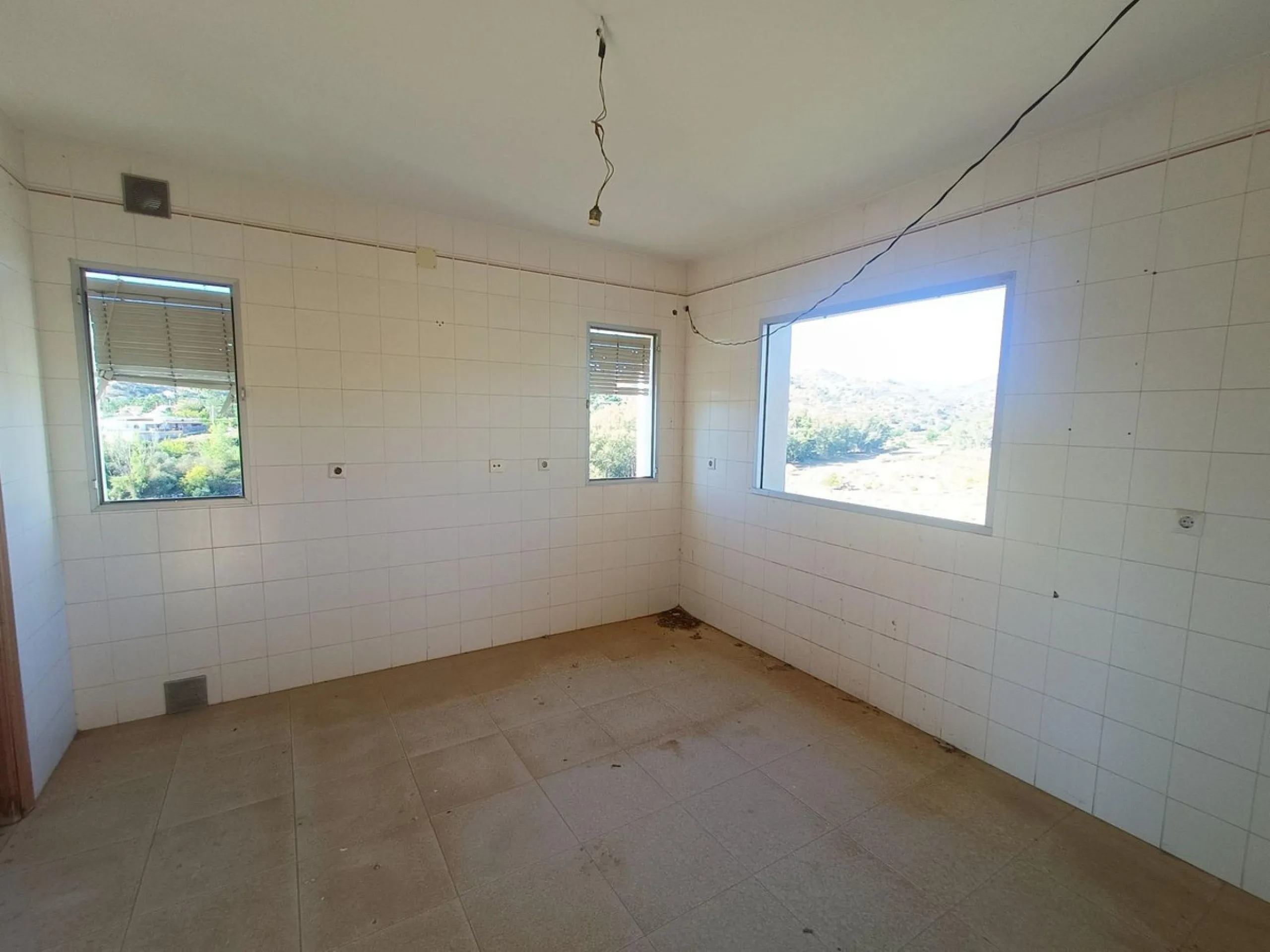 This country house is at PARTIDO GUARO VIEJO, 29130, Coín, Málaga. It is a country house that has 803 m2 and has 6 rooms and 3 bathrooms. Actually it are 2 houses on top of each other with an own entrance. The ground floor and the 1st level are equal. Eac