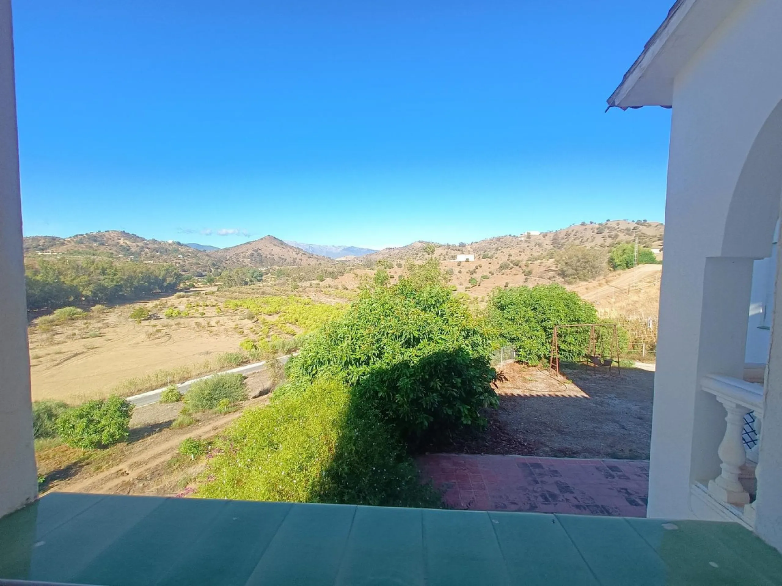 This country house is at PARTIDO GUARO VIEJO, 29130, Coín, Málaga. It is a country house that has 803 m2 and has 6 rooms and 3 bathrooms. Actually it are 2 houses on top of each other with an own entrance. The ground floor and the 1st level are equal. Eac