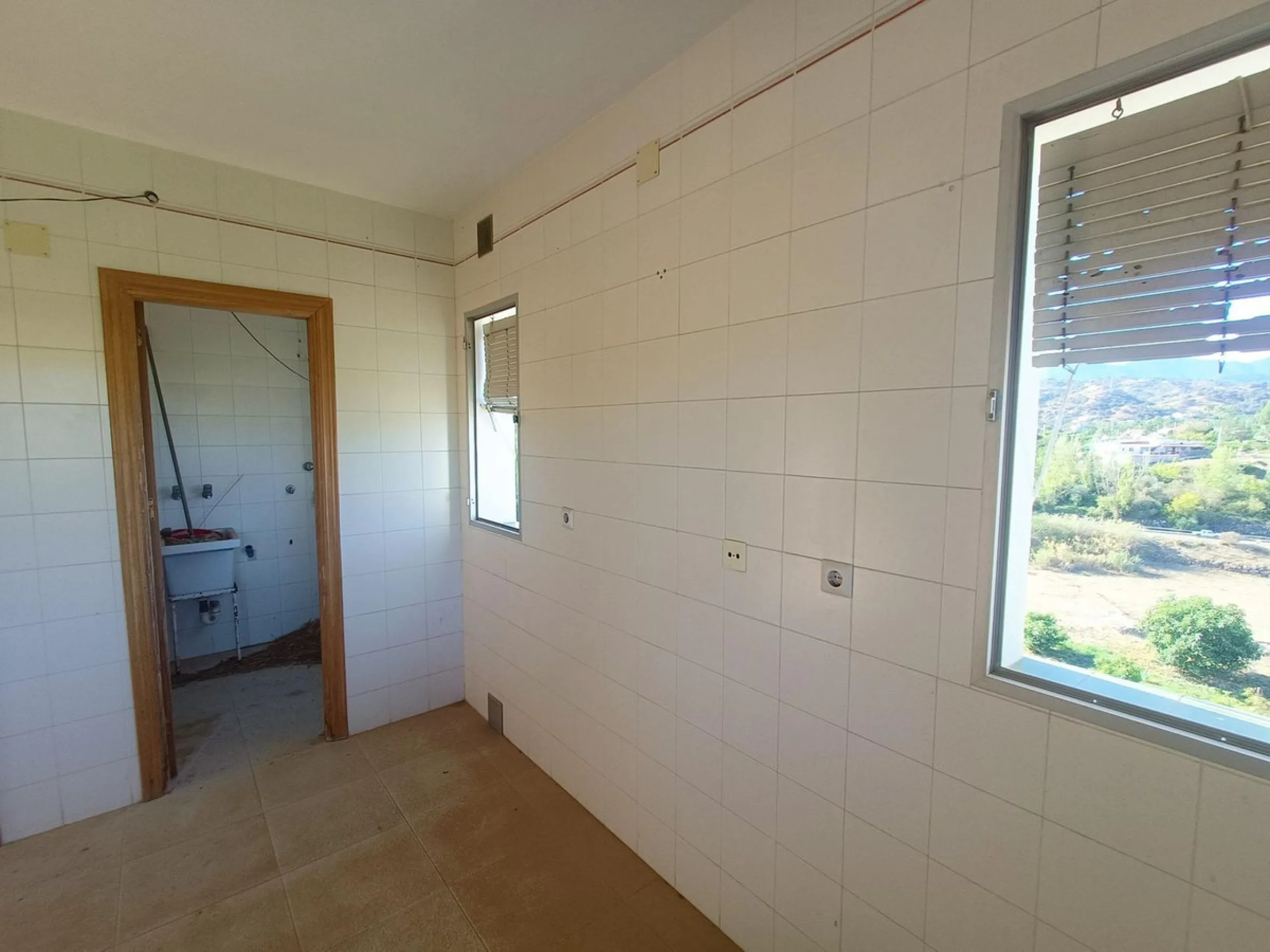 This country house is at PARTIDO GUARO VIEJO, 29130, Coín, Málaga. It is a country house that has 803 m2 and has 6 rooms and 3 bathrooms. Actually it are 2 houses on top of each other with an own entrance. The ground floor and the 1st level are equal. Eac