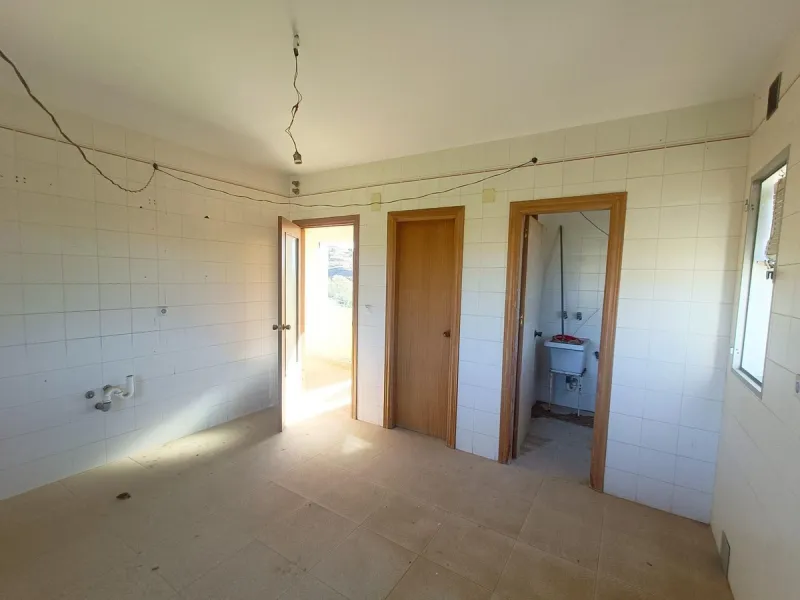 This country house is at PARTIDO GUARO VIEJO, 29130, Coín, Málaga. It is a country house that has 803 m2 and has 6 rooms and 3 bathrooms. Actually it are 2 houses on top of each other with an own entrance. The ground floor and the 1st level are equal. Eac