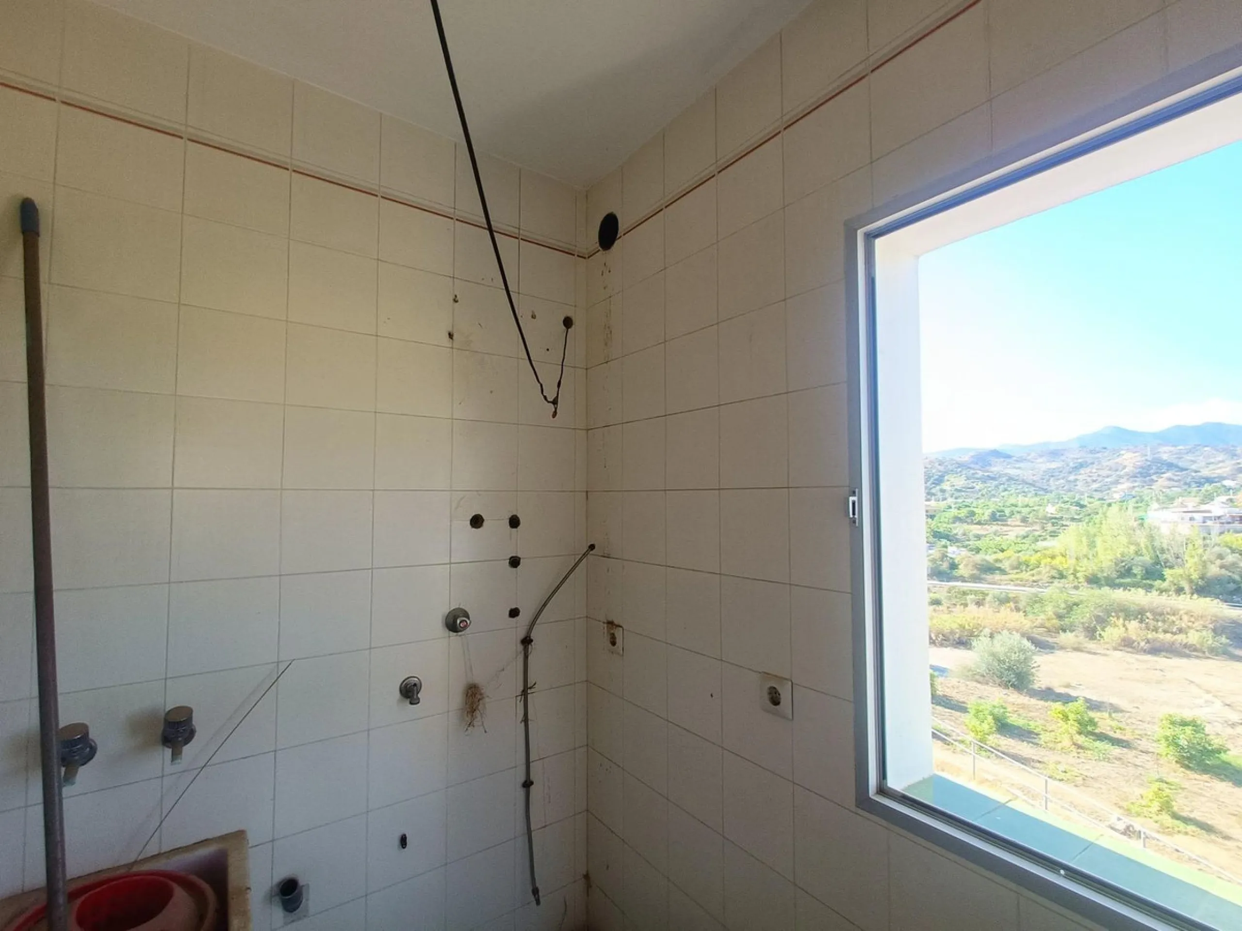 This country house is at PARTIDO GUARO VIEJO, 29130, Coín, Málaga. It is a country house that has 803 m2 and has 6 rooms and 3 bathrooms. Actually it are 2 houses on top of each other with an own entrance. The ground floor and the 1st level are equal. Eac