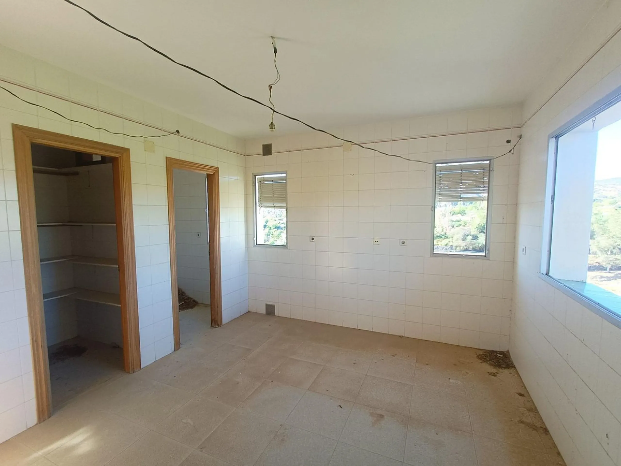 This country house is at PARTIDO GUARO VIEJO, 29130, Coín, Málaga. It is a country house that has 803 m2 and has 6 rooms and 3 bathrooms. Actually it are 2 houses on top of each other with an own entrance. The ground floor and the 1st level are equal. Eac