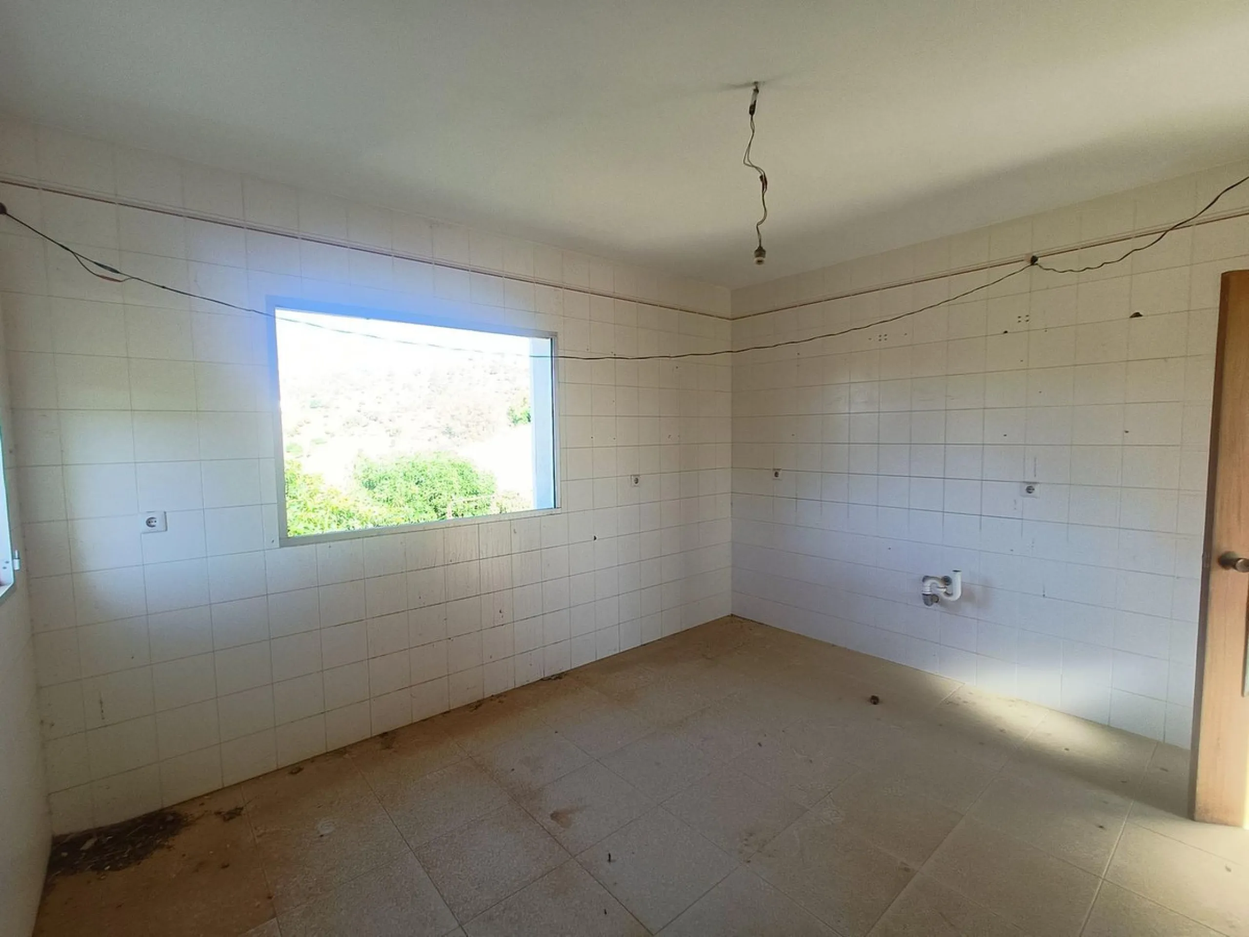 This country house is at PARTIDO GUARO VIEJO, 29130, Coín, Málaga. It is a country house that has 803 m2 and has 6 rooms and 3 bathrooms. Actually it are 2 houses on top of each other with an own entrance. The ground floor and the 1st level are equal. Eac