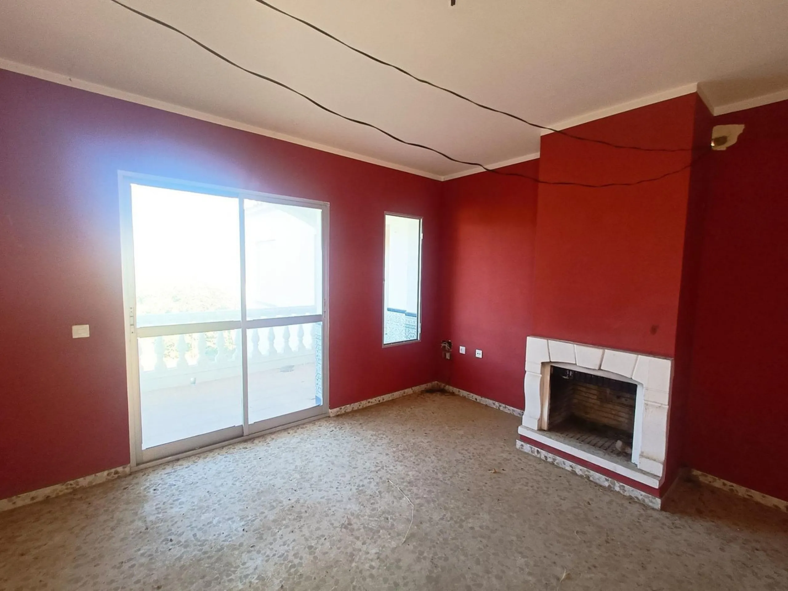 This country house is at PARTIDO GUARO VIEJO, 29130, Coín, Málaga. It is a country house that has 803 m2 and has 6 rooms and 3 bathrooms. Actually it are 2 houses on top of each other with an own entrance. The ground floor and the 1st level are equal. Eac